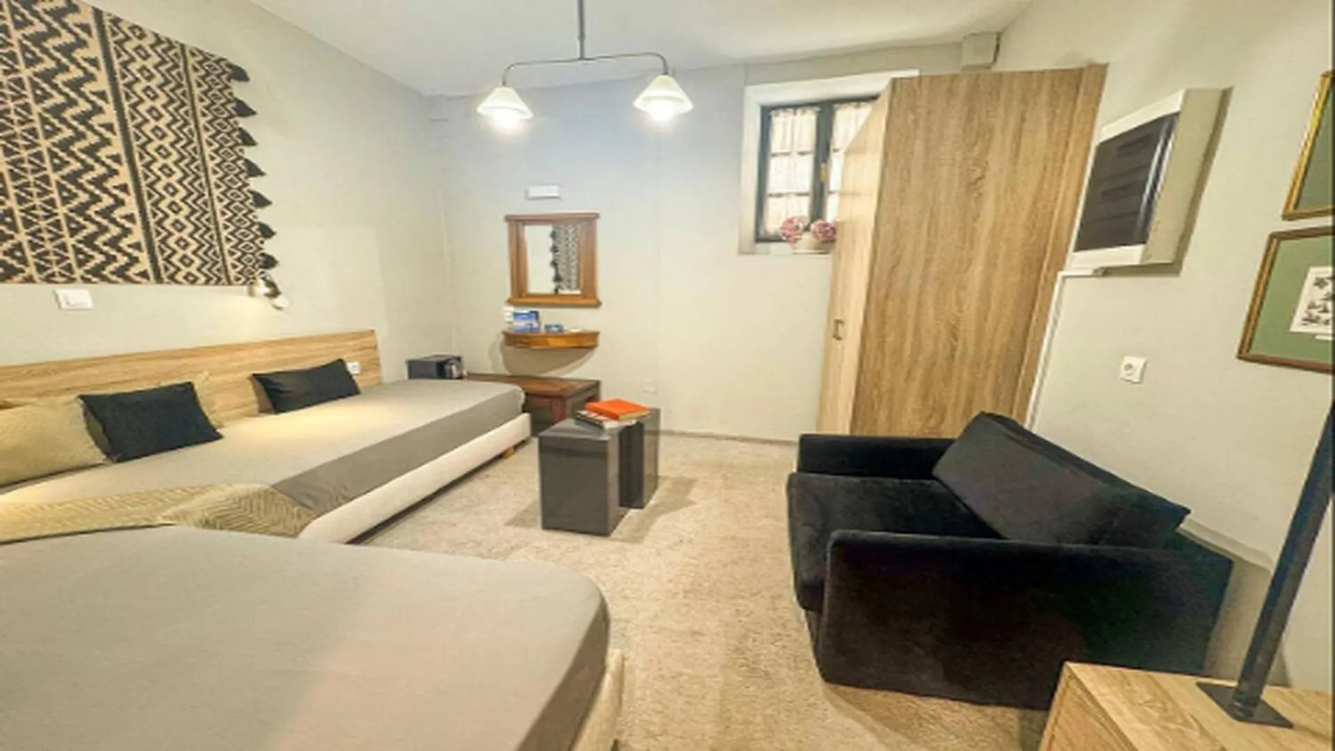 Living room, Bed in Gateway Suites