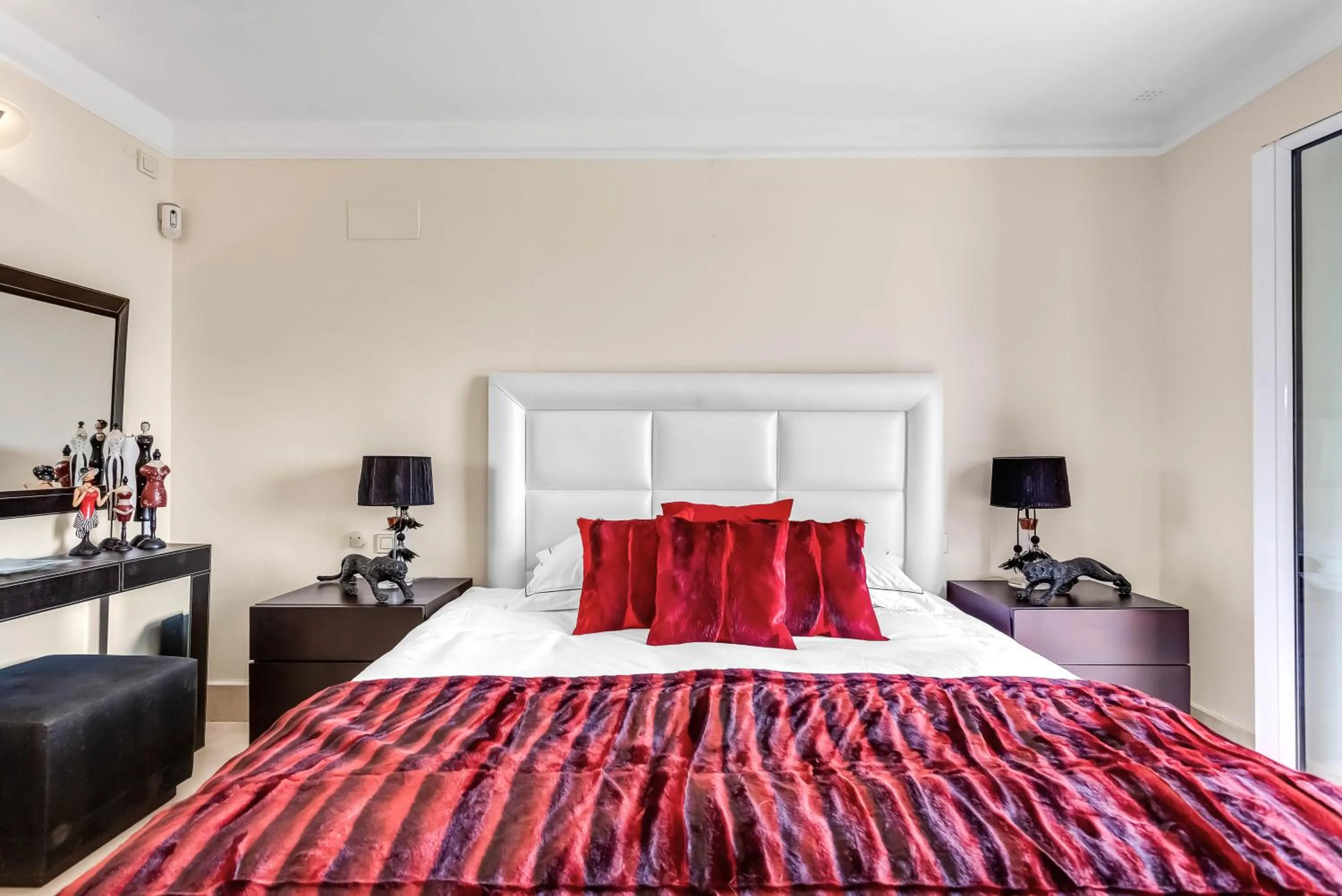 Bed in YOLO Spaces - Sotogrande Marina Boutique Apartment