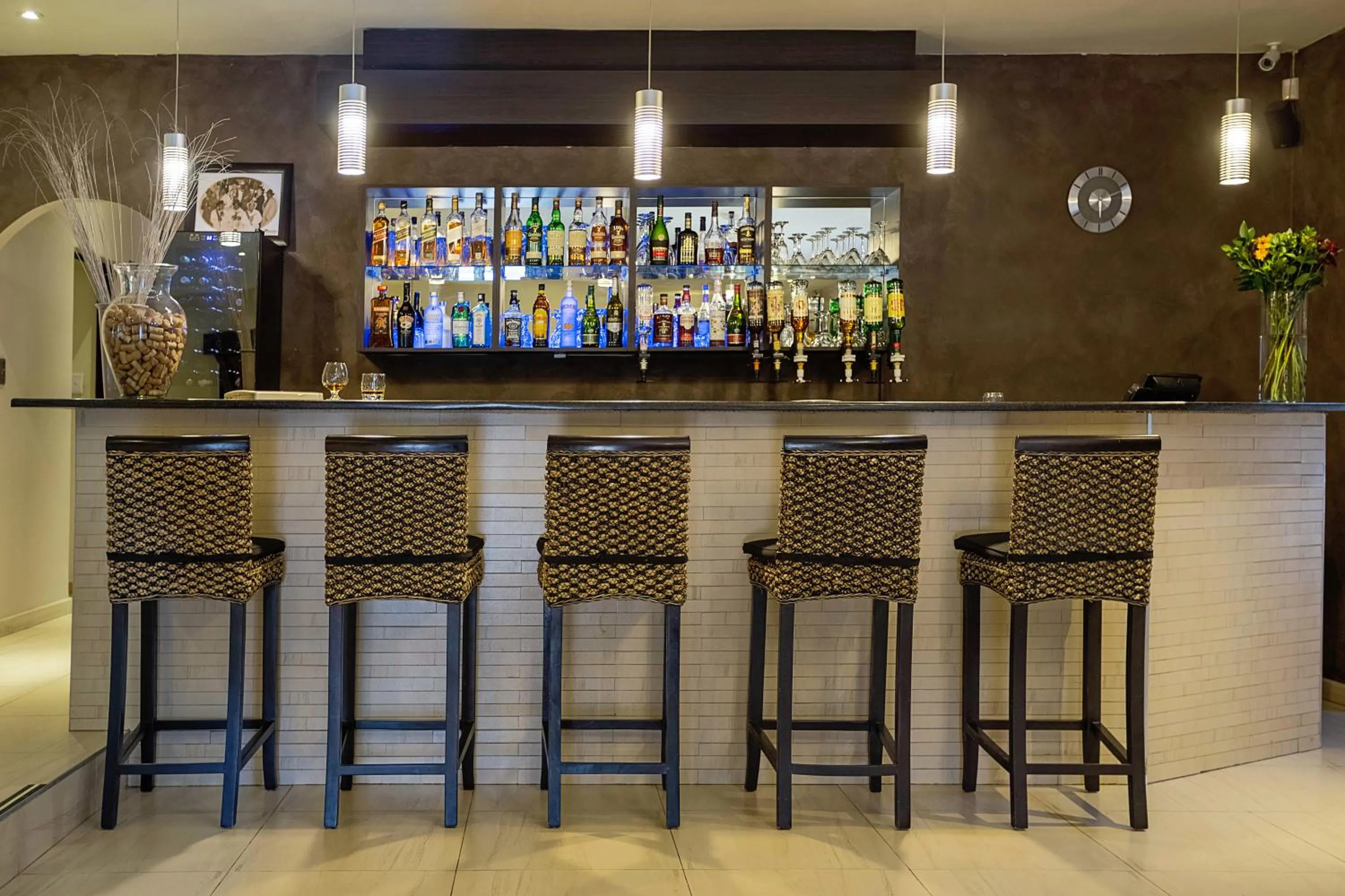 Lounge or bar in Three Oaks and an Aloe Boutique Hotel