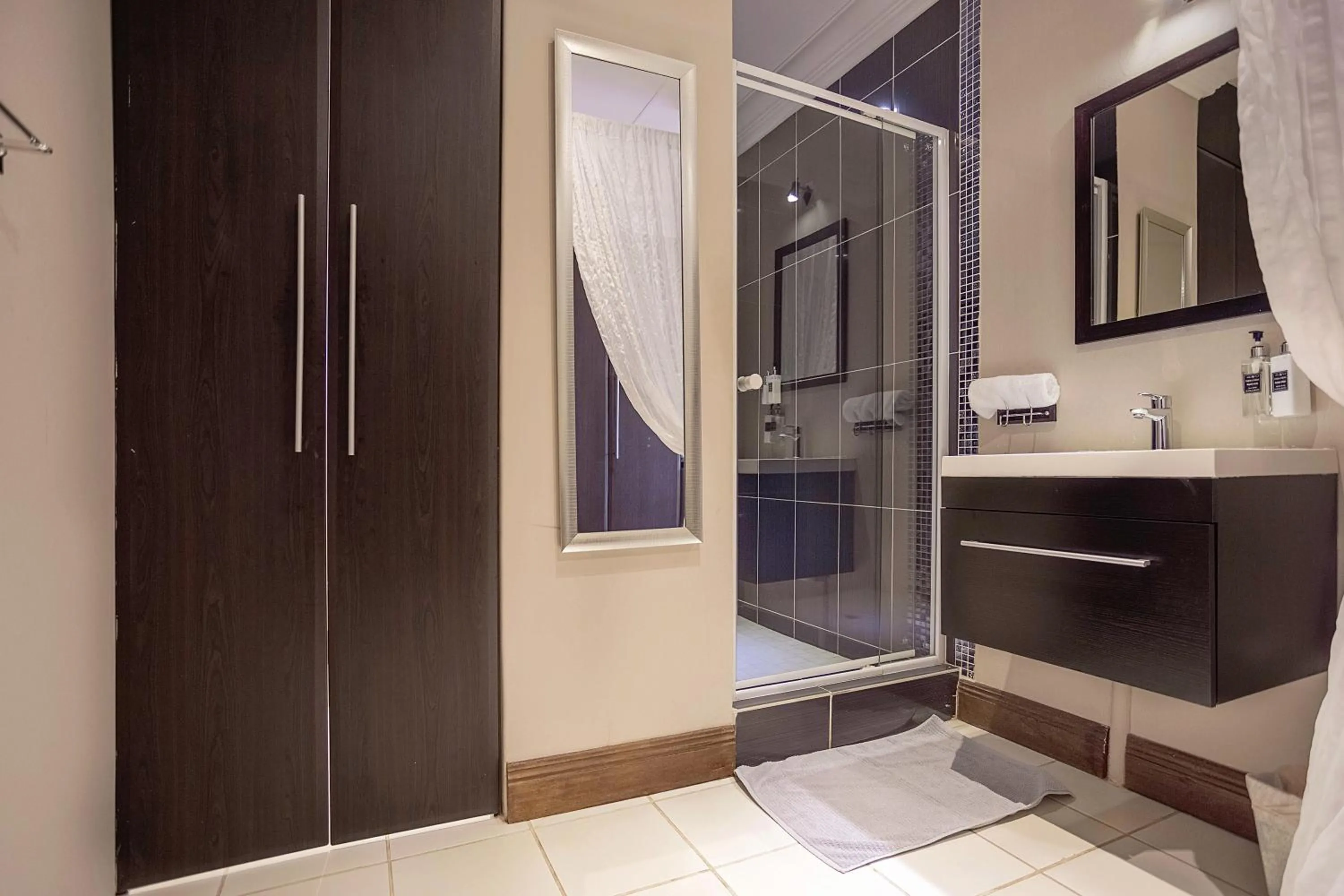 Shower in Three Oaks and an Aloe Boutique Hotel