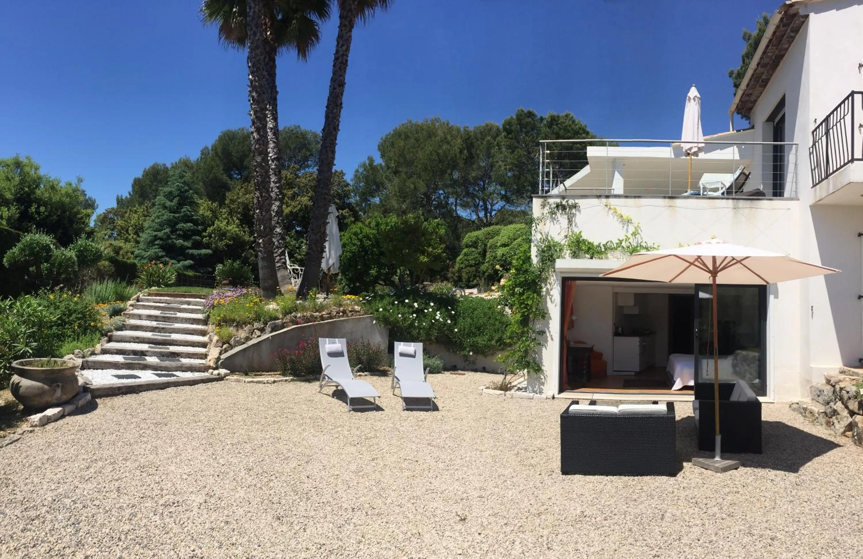 studio 36m2, dans un beau domaine privée au calme.