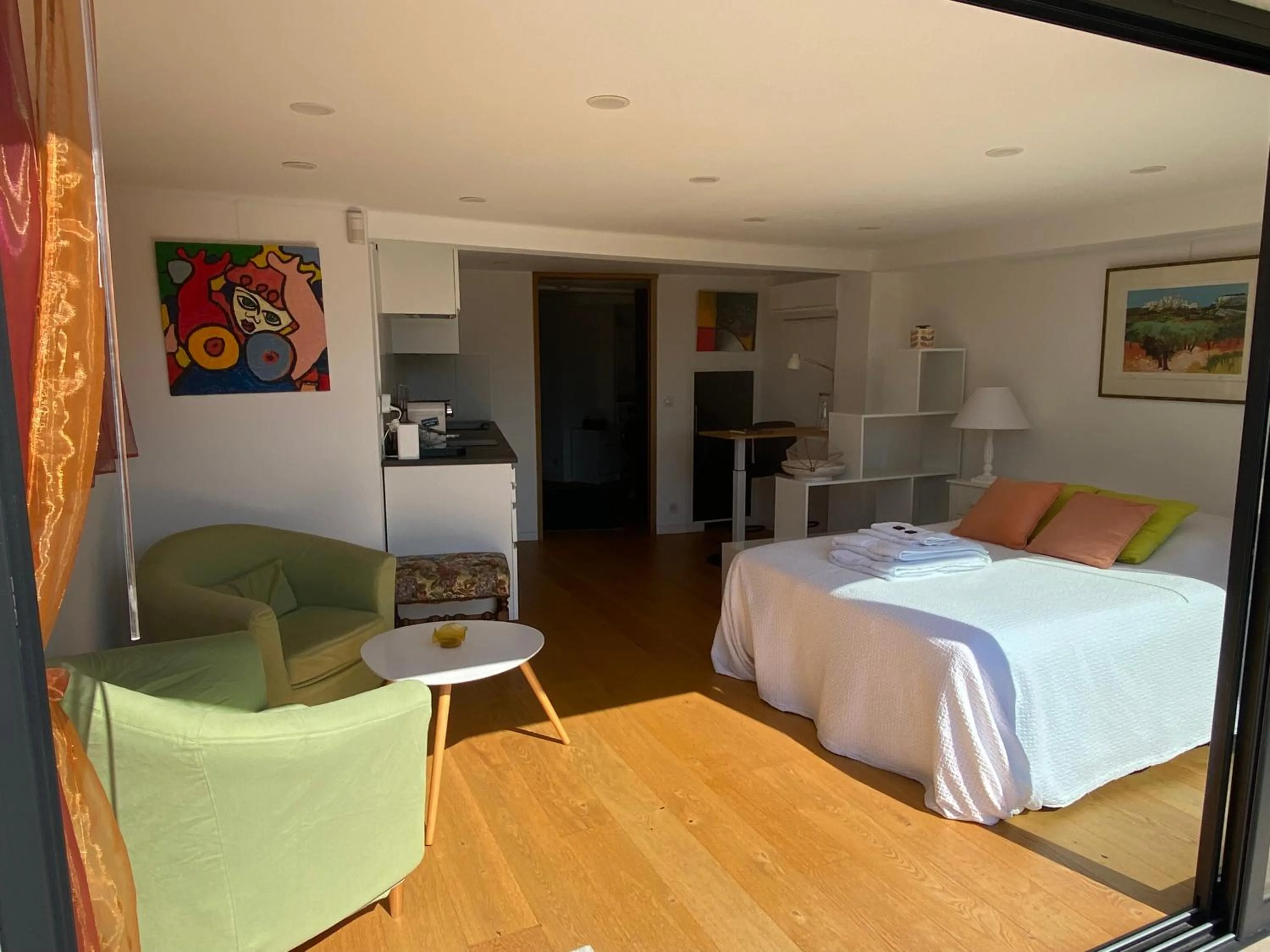 studio 36m2, dans un beau domaine privée au calme.