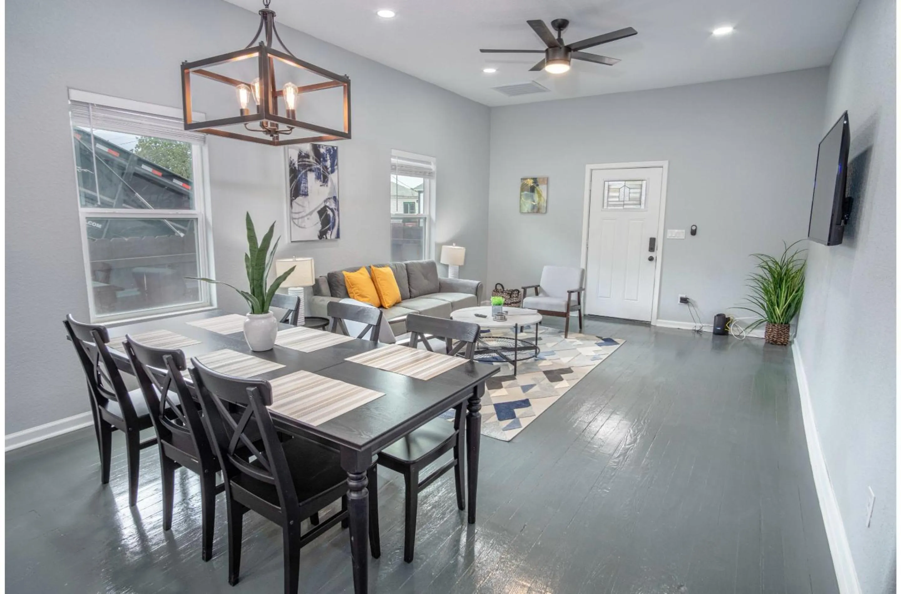 Dining area in Captivating 4BR 2BA Home Near Awesome Downtown