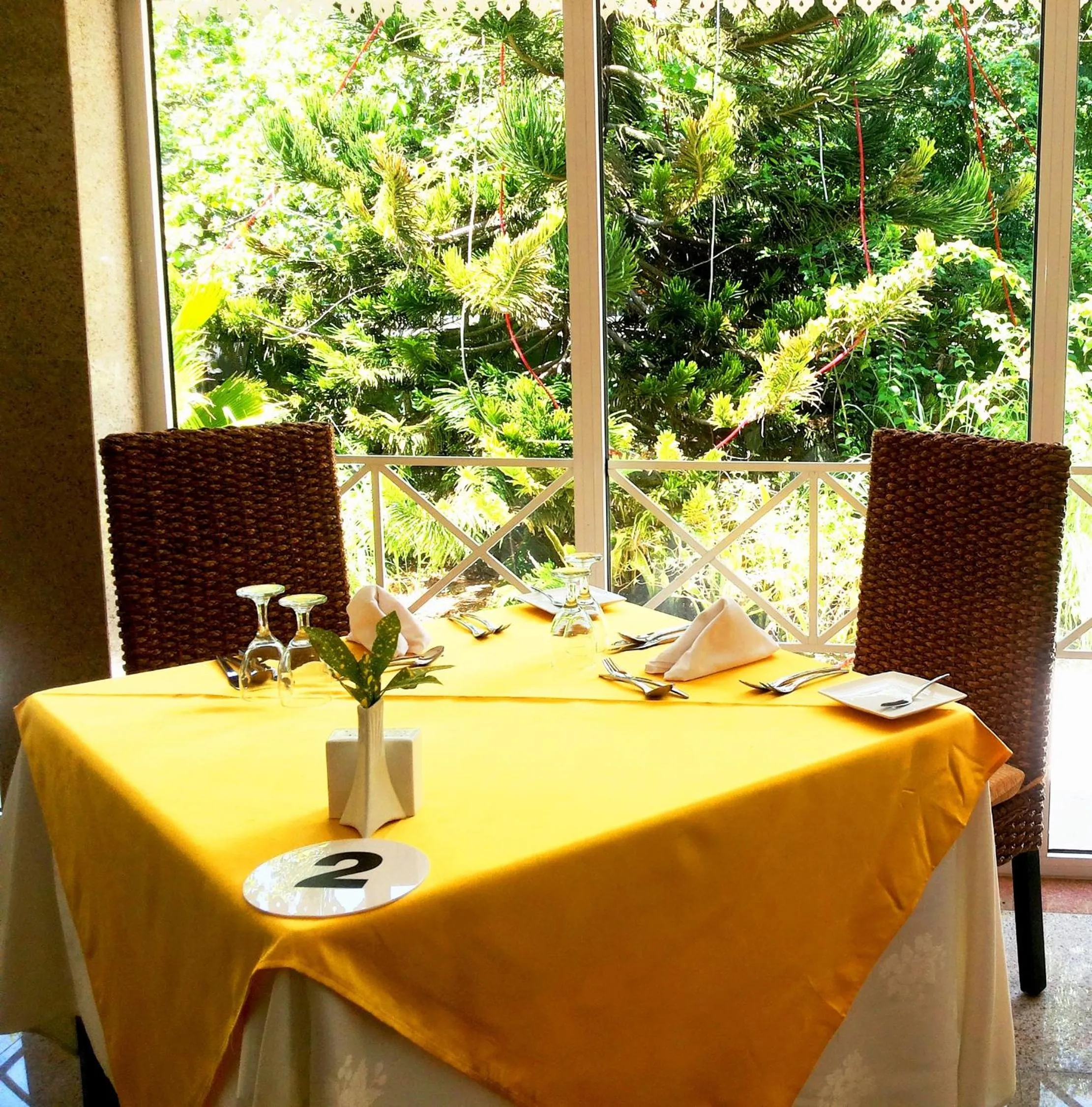 Restaurant/places to eat in Chateau Sans Souci