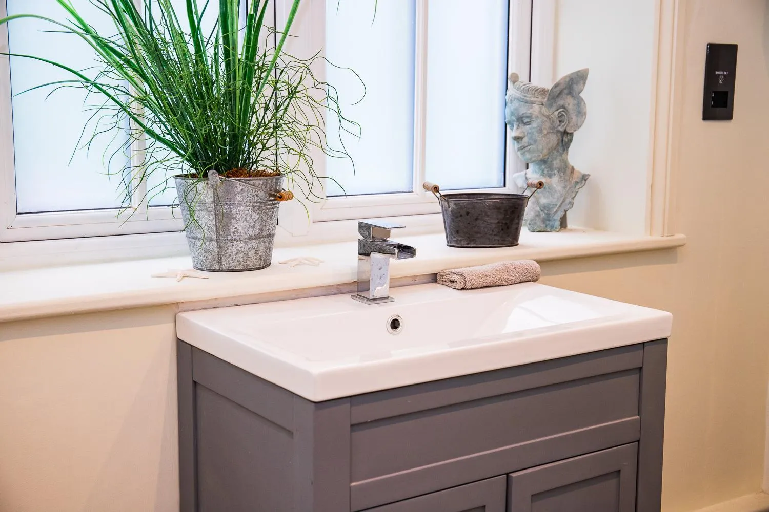 Bathroom in 5Bed-10Guests-Fireplace-HotTub-Pets ok-Parking