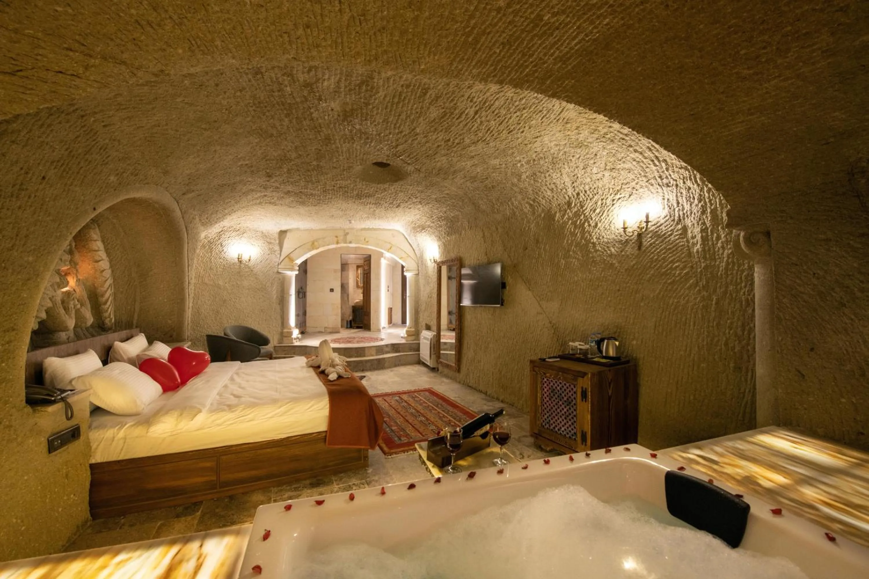 Photo of the whole room, Bed in Foremanson Cave Hotel