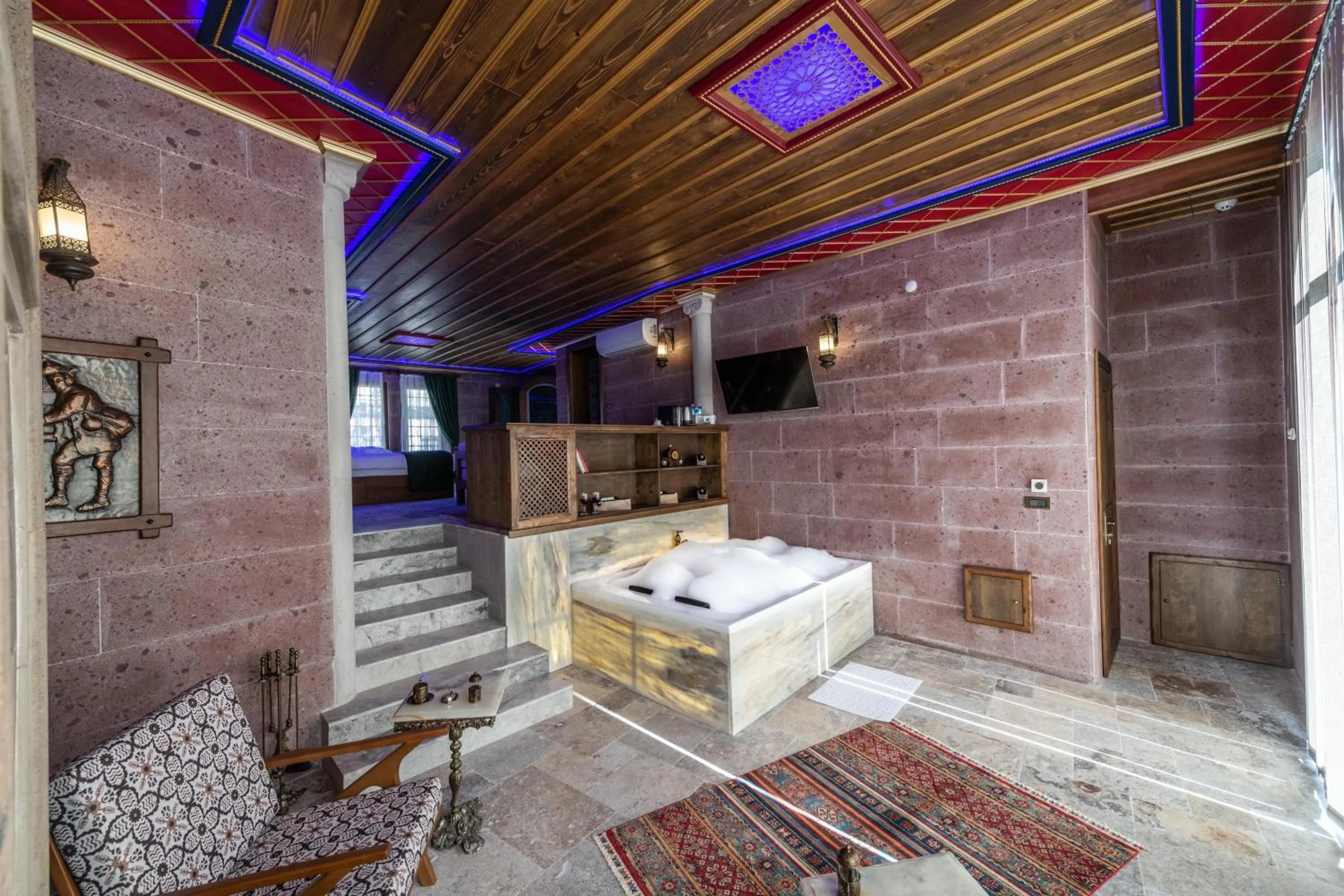 Hot Tub in Foremanson Cave Hotel