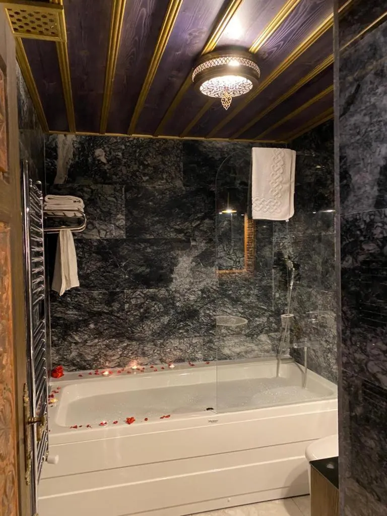 Bath in Foremanson Cave Hotel