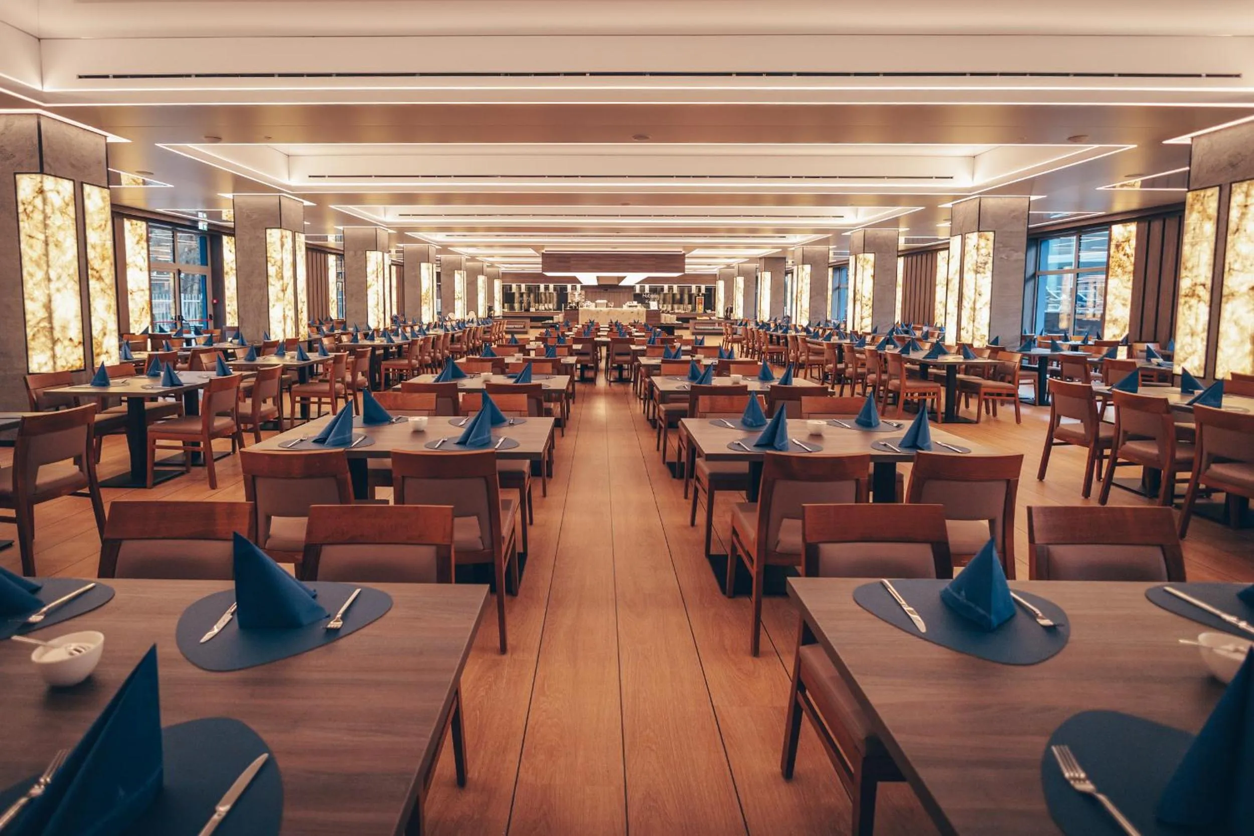 Restaurant/places to eat in Hotel Senator