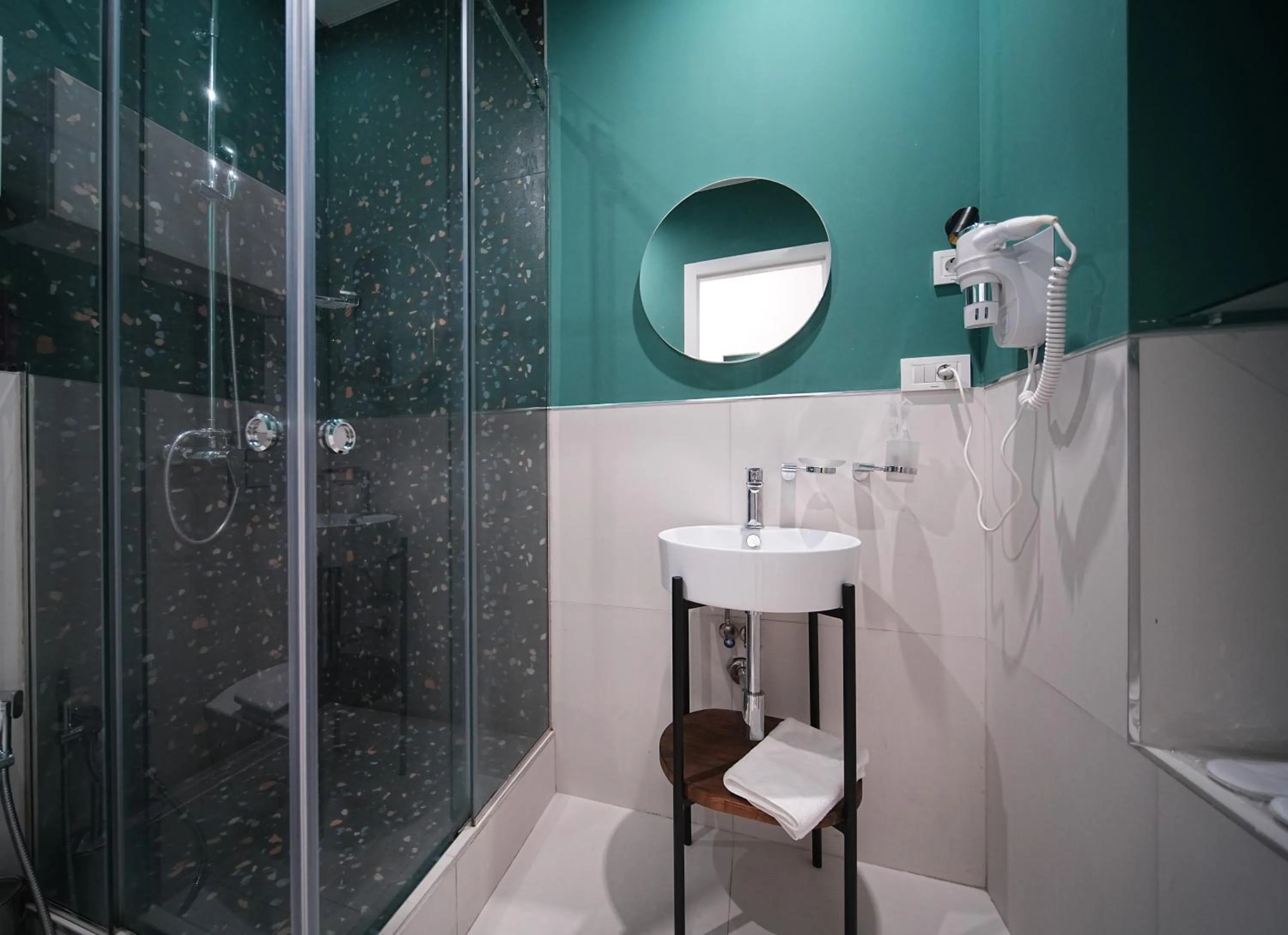 Shower in Sweet Home Apart-Hotel