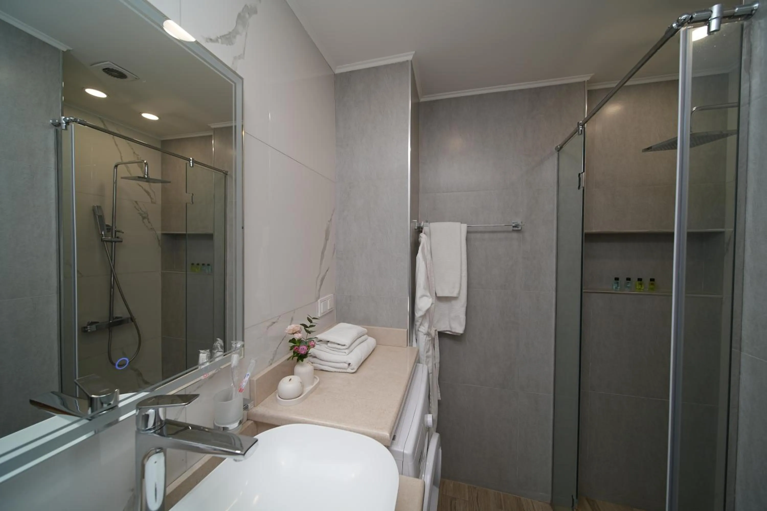 Shower in Sweet Home Apart-Hotel