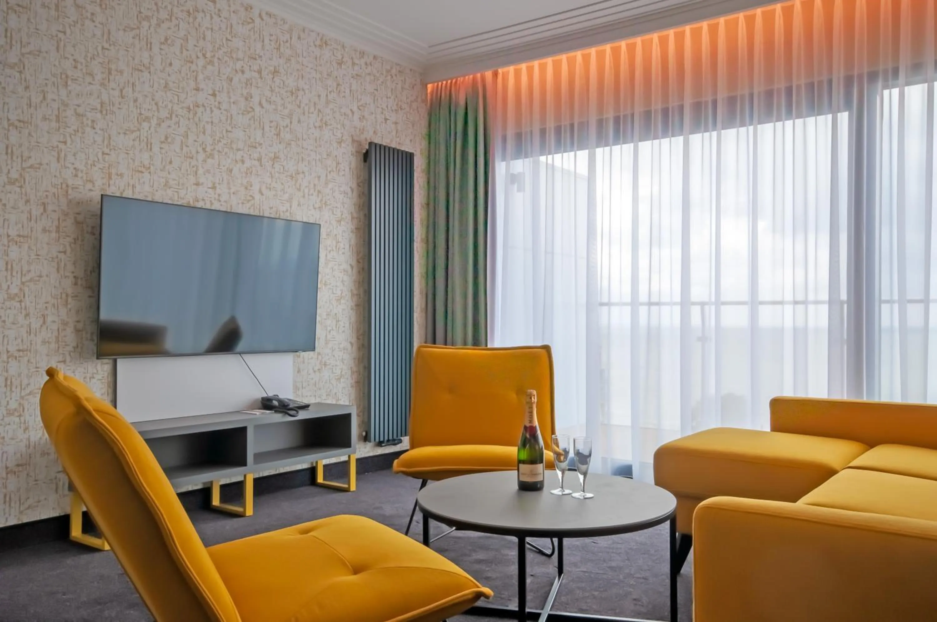 Communal lounge/ TV room in Hotel Aurora Family & SPA