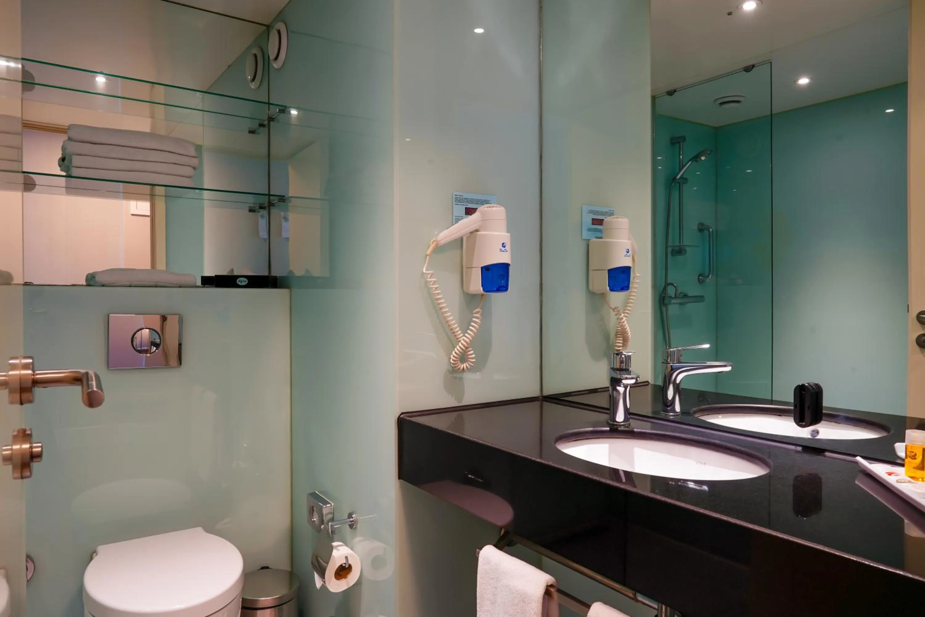 Shower in Ramada Encore Istanbul Bayrampasa