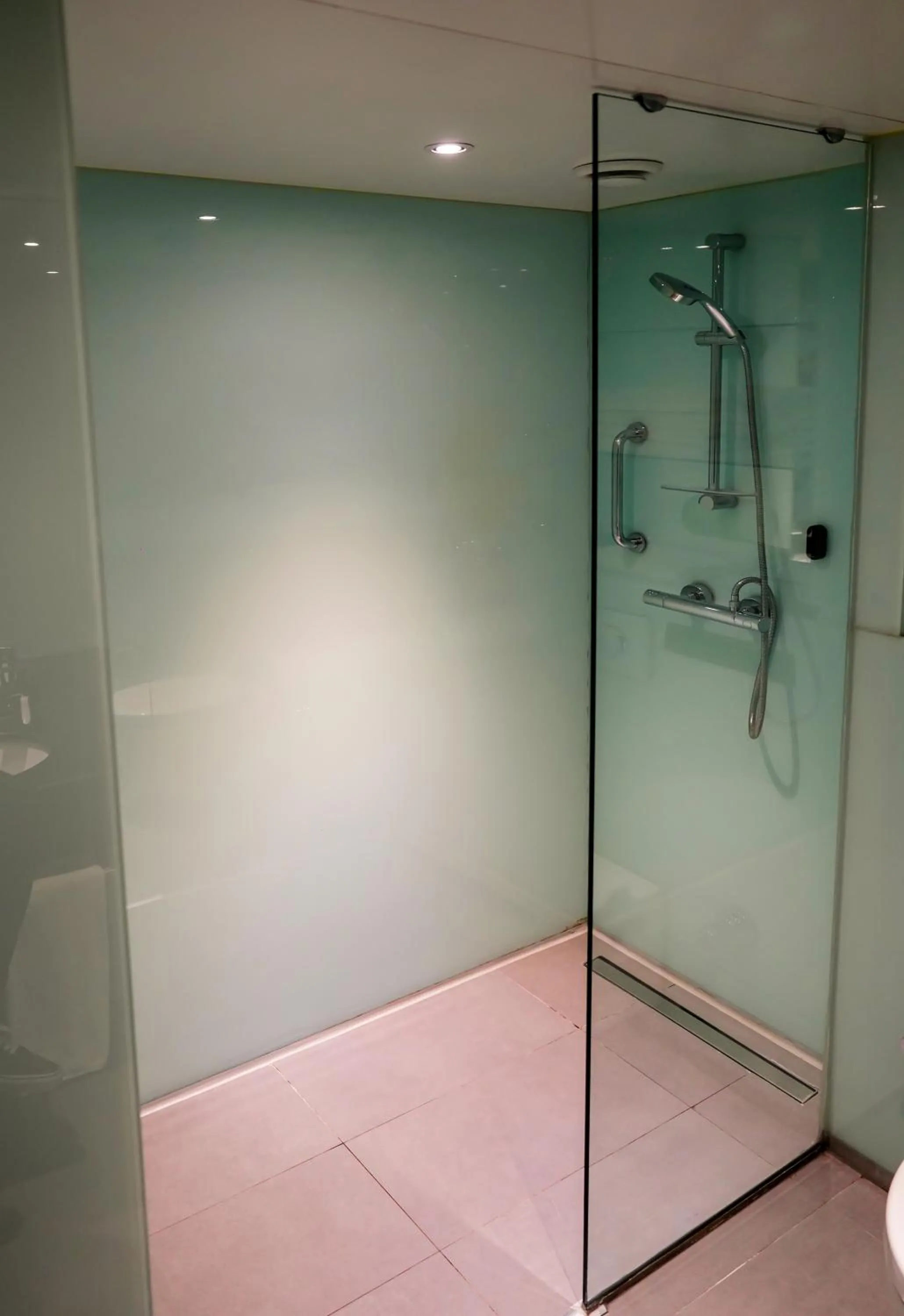 Shower in Ramada Encore Istanbul Bayrampasa