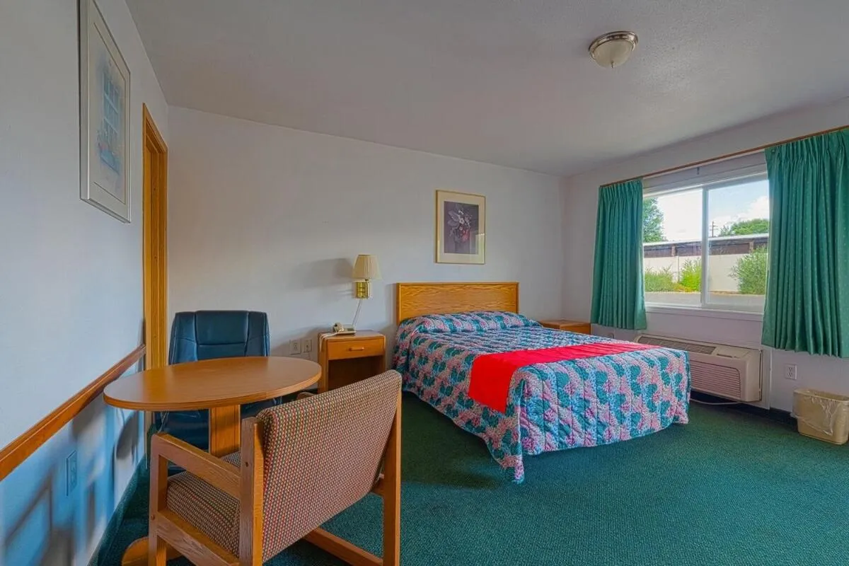 Bed in Budget 8 Motel