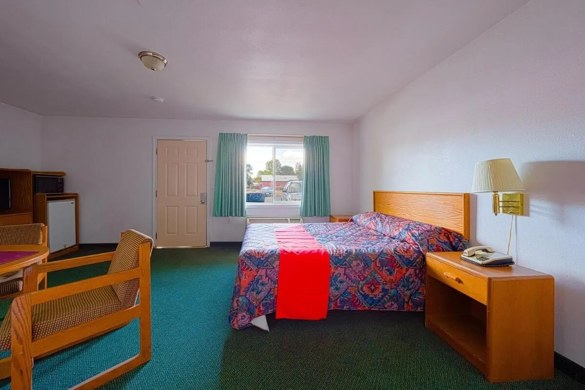 Bed in Budget 8 Motel