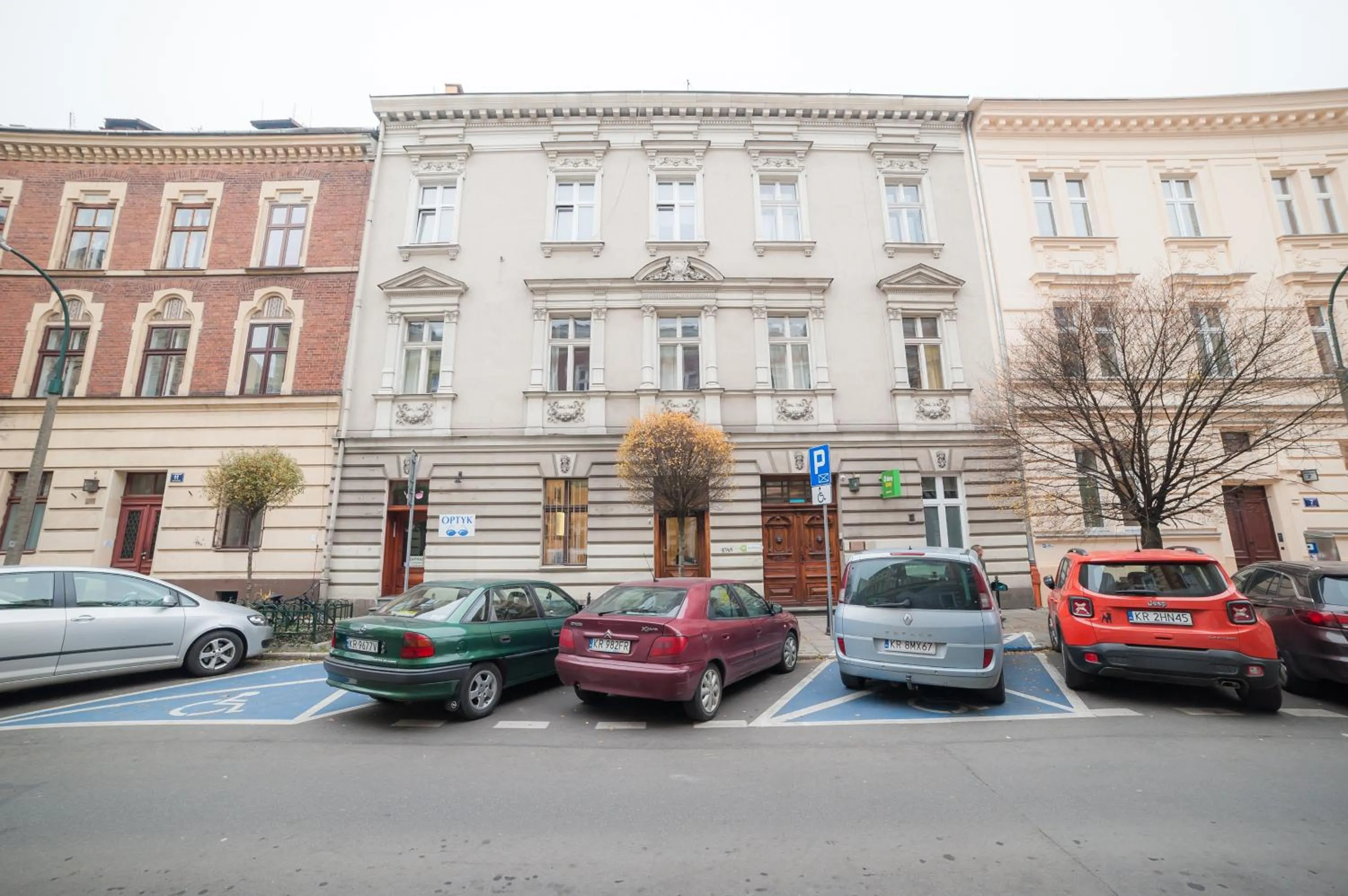 Facade/entrance in Dizzy Daisy Hostel