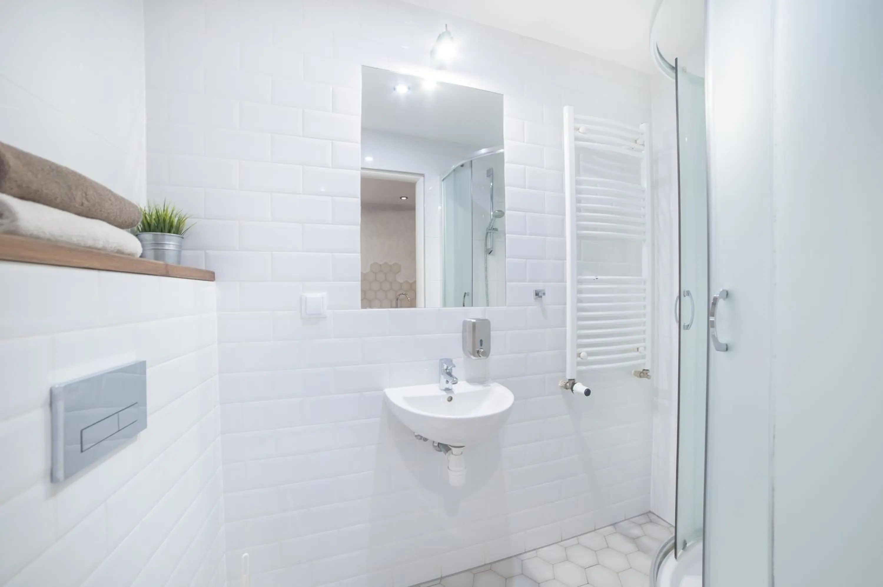 Shower in Dizzy Daisy Hostel