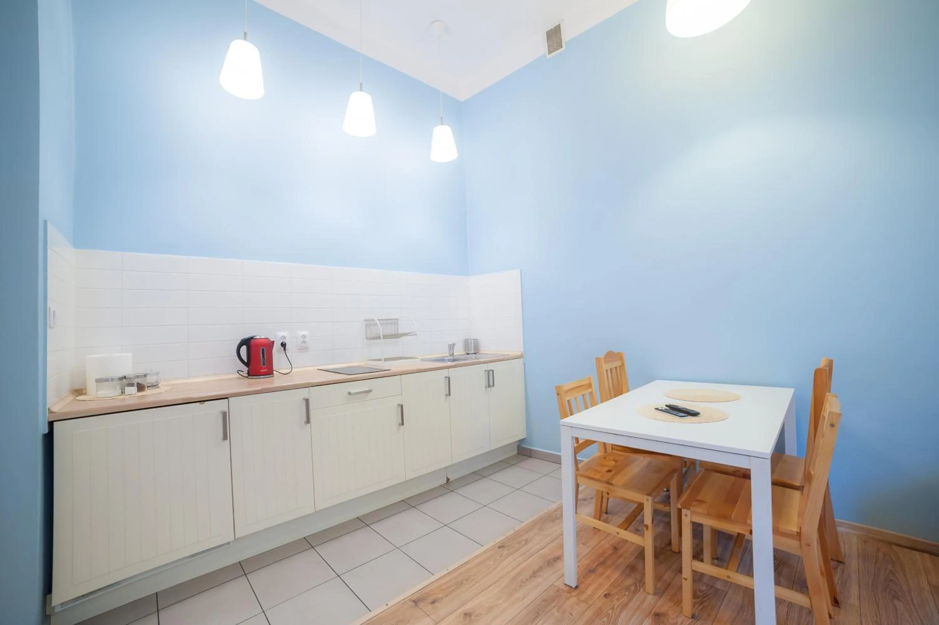 Kitchen or kitchenette in Dizzy Daisy Hostel