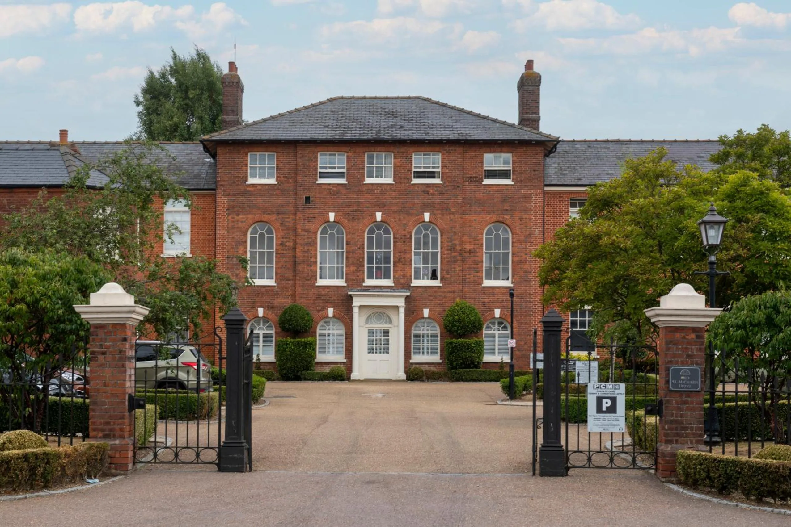 Property building in 1 Bed House, Free Parking, Braintree City Centre with Sky TV