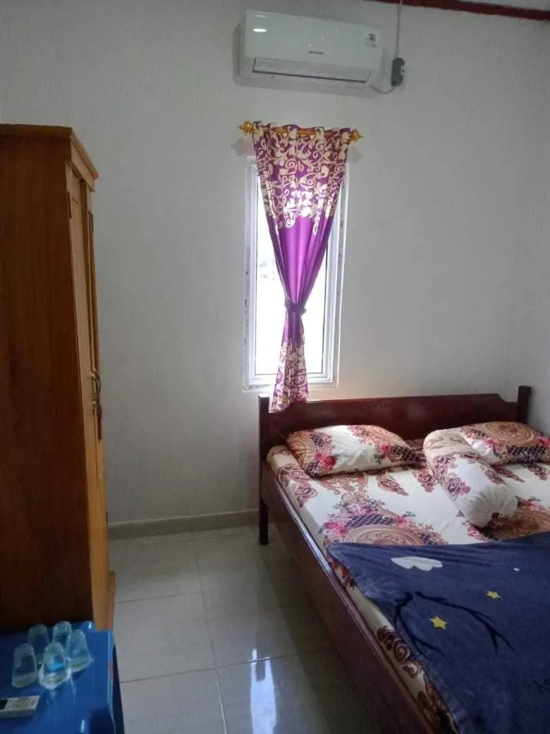 Bedroom, Bed in Hotel O Wisma Nadira Near SPBU PT. Trijaya Pugung PENENGAHAN