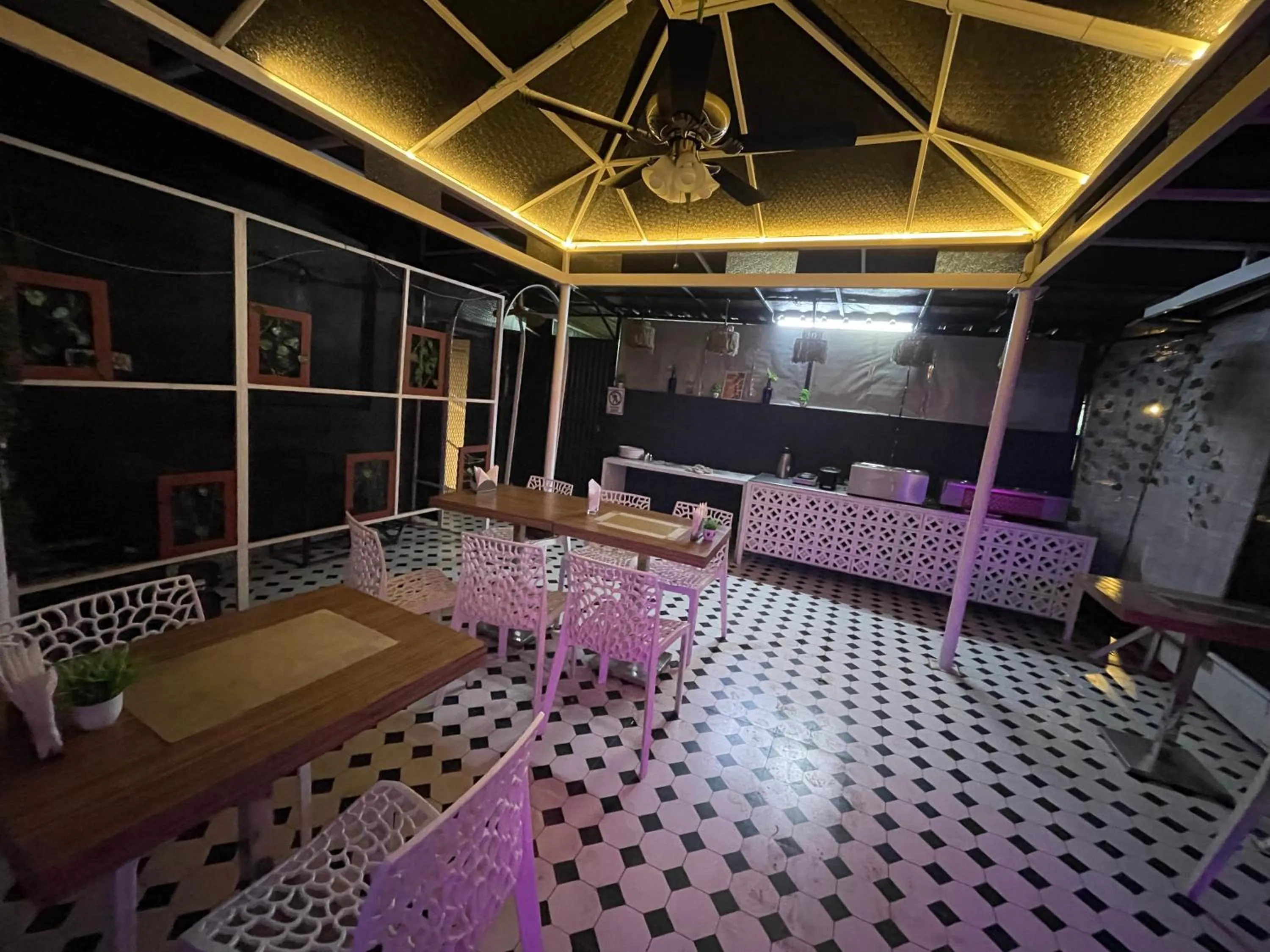 Dining area in Hotel Downtown 17