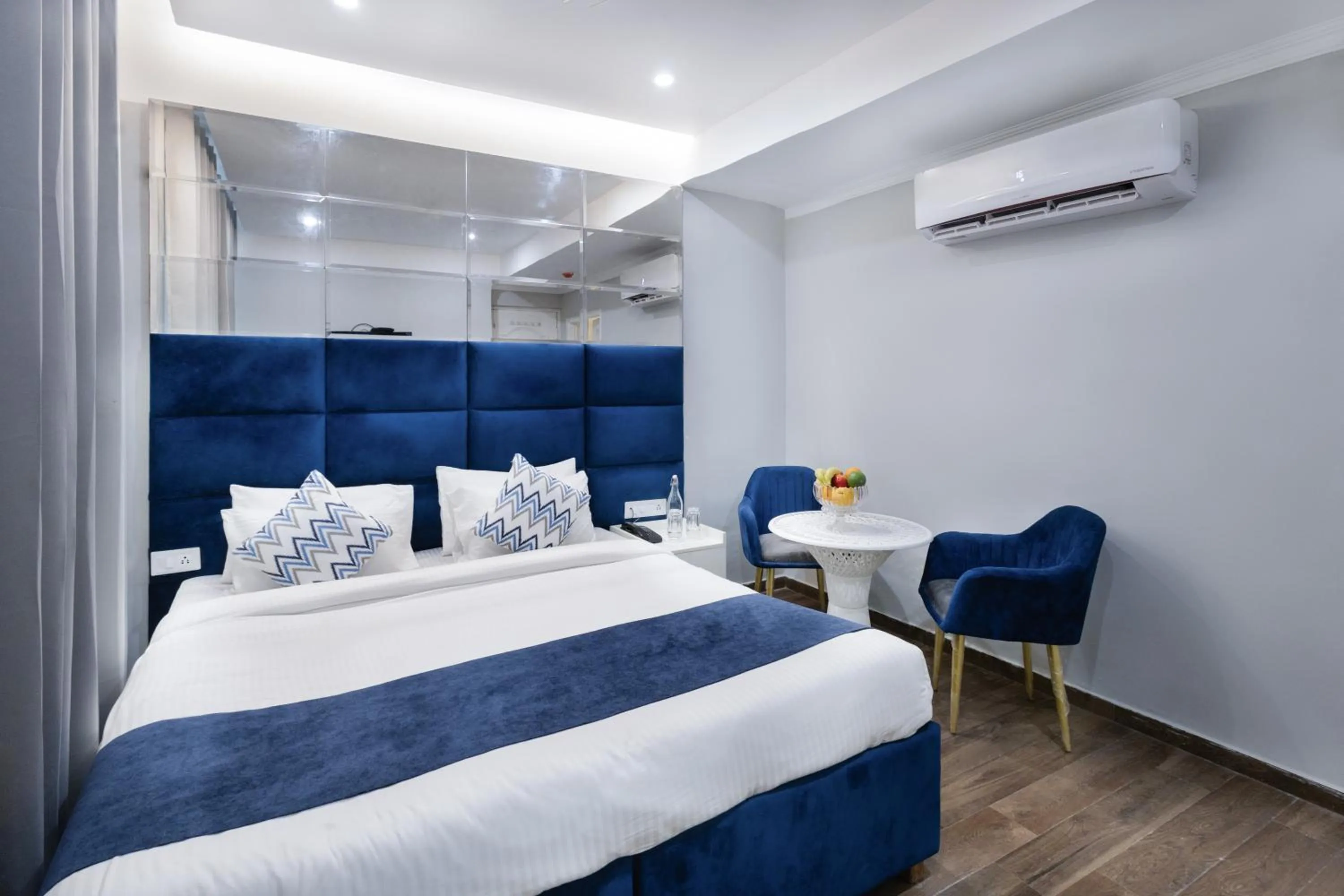 Living room, Bed in Hotel Downtown 17