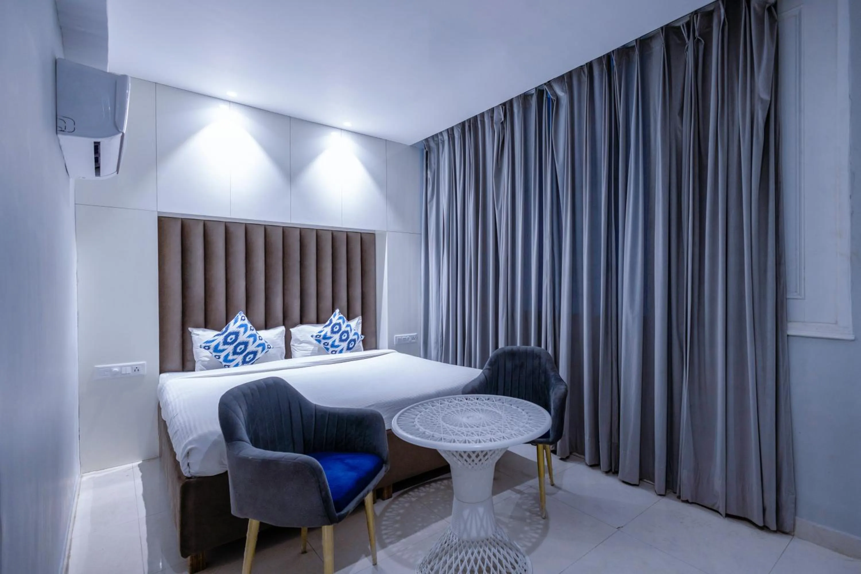 Bed in Hotel Downtown 17