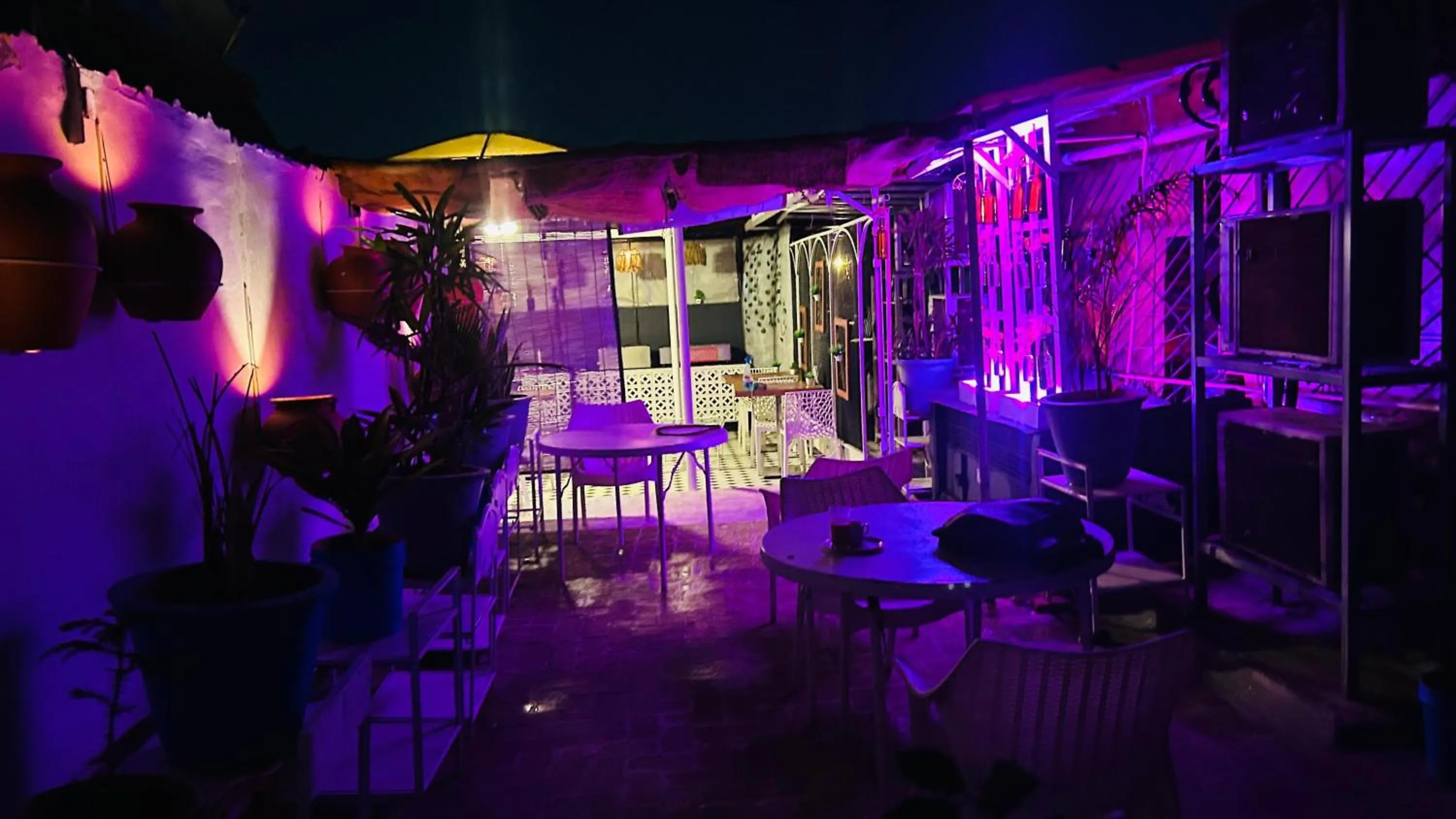 Dining area in Hotel Downtown 17