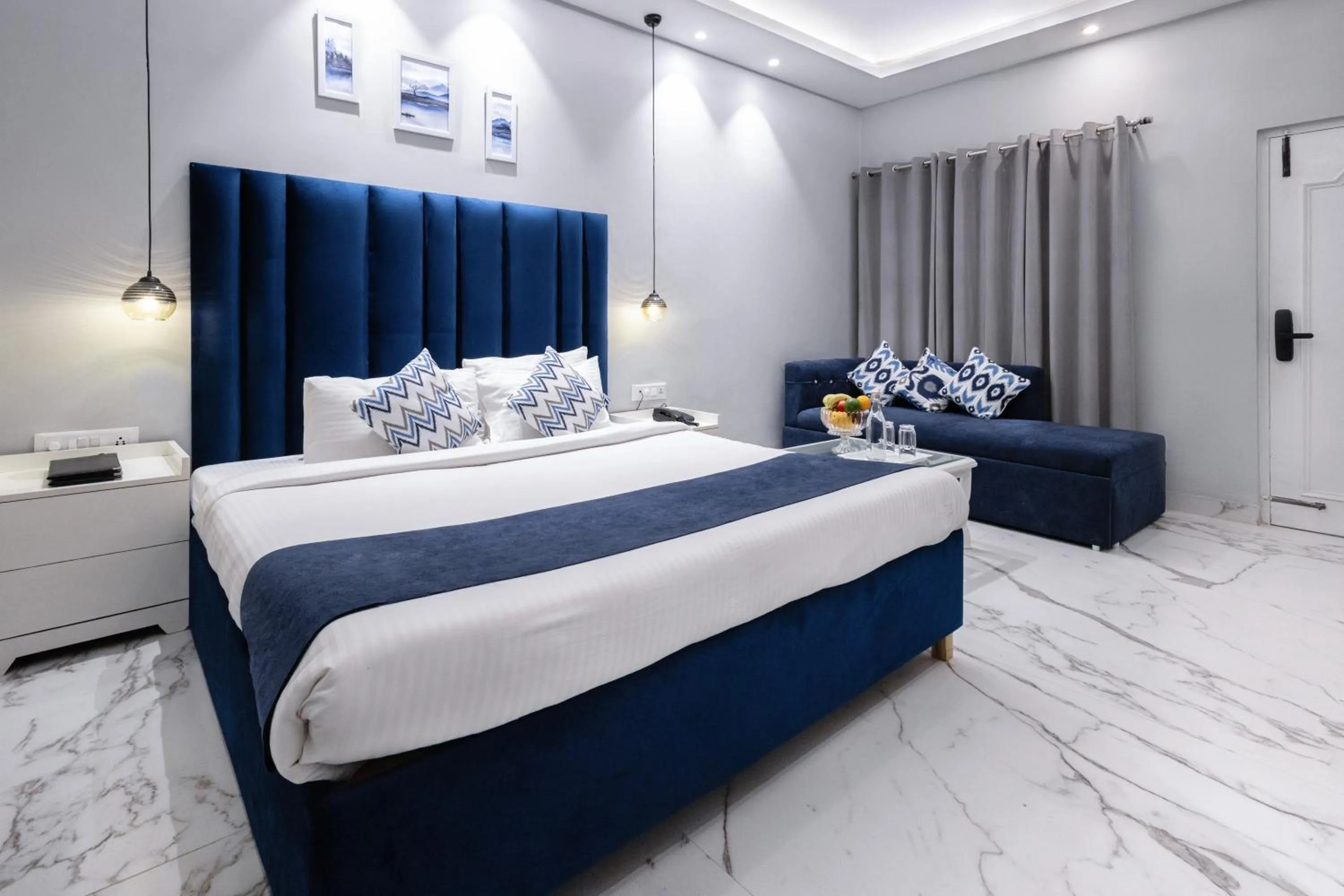 Bed in Hotel Downtown 17