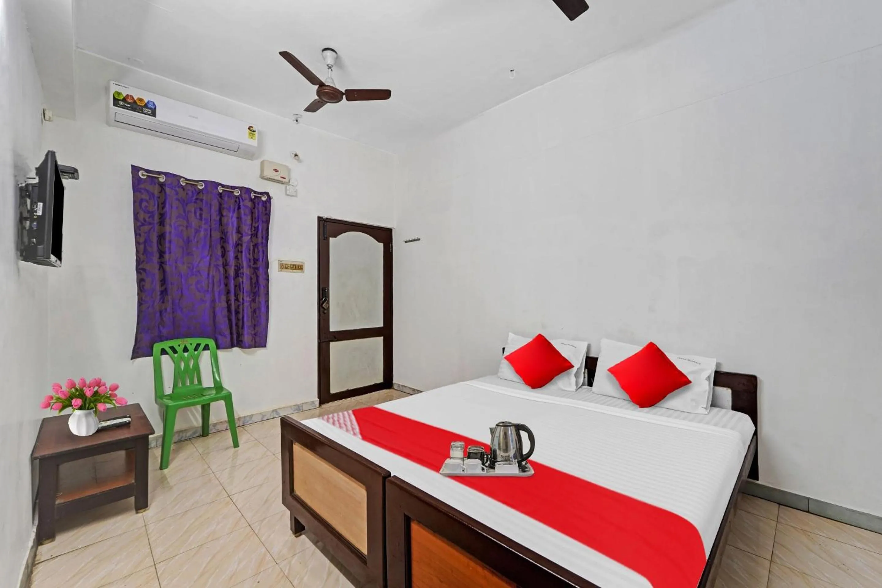 Bedroom in Hotel O Grand Pallavaram