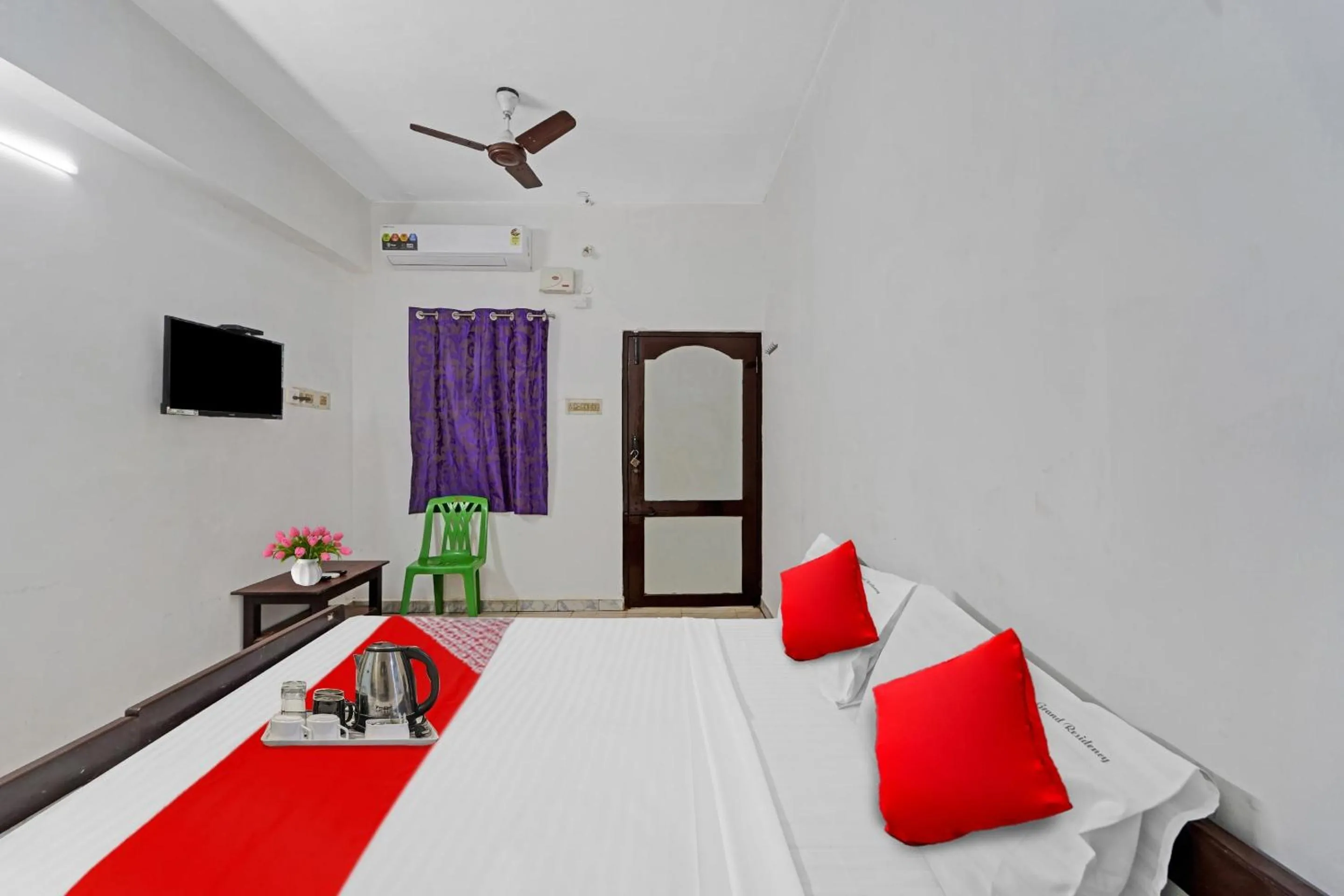 Bedroom in Hotel O Grand Pallavaram