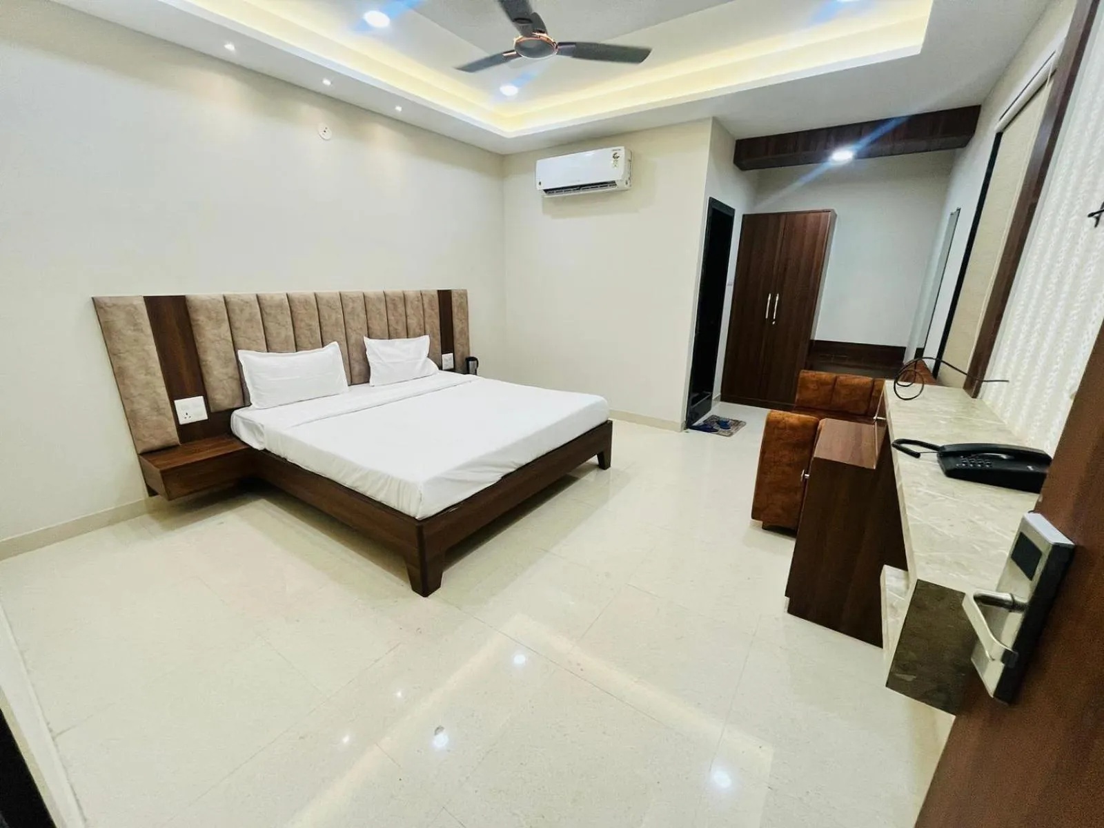 Bed in Hotel Hallmark By THC Group