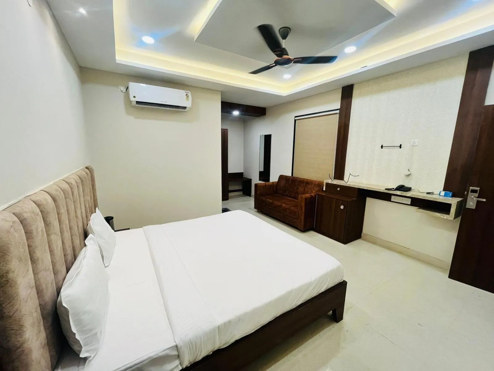 Bed in Hotel Hallmark By THC Group
