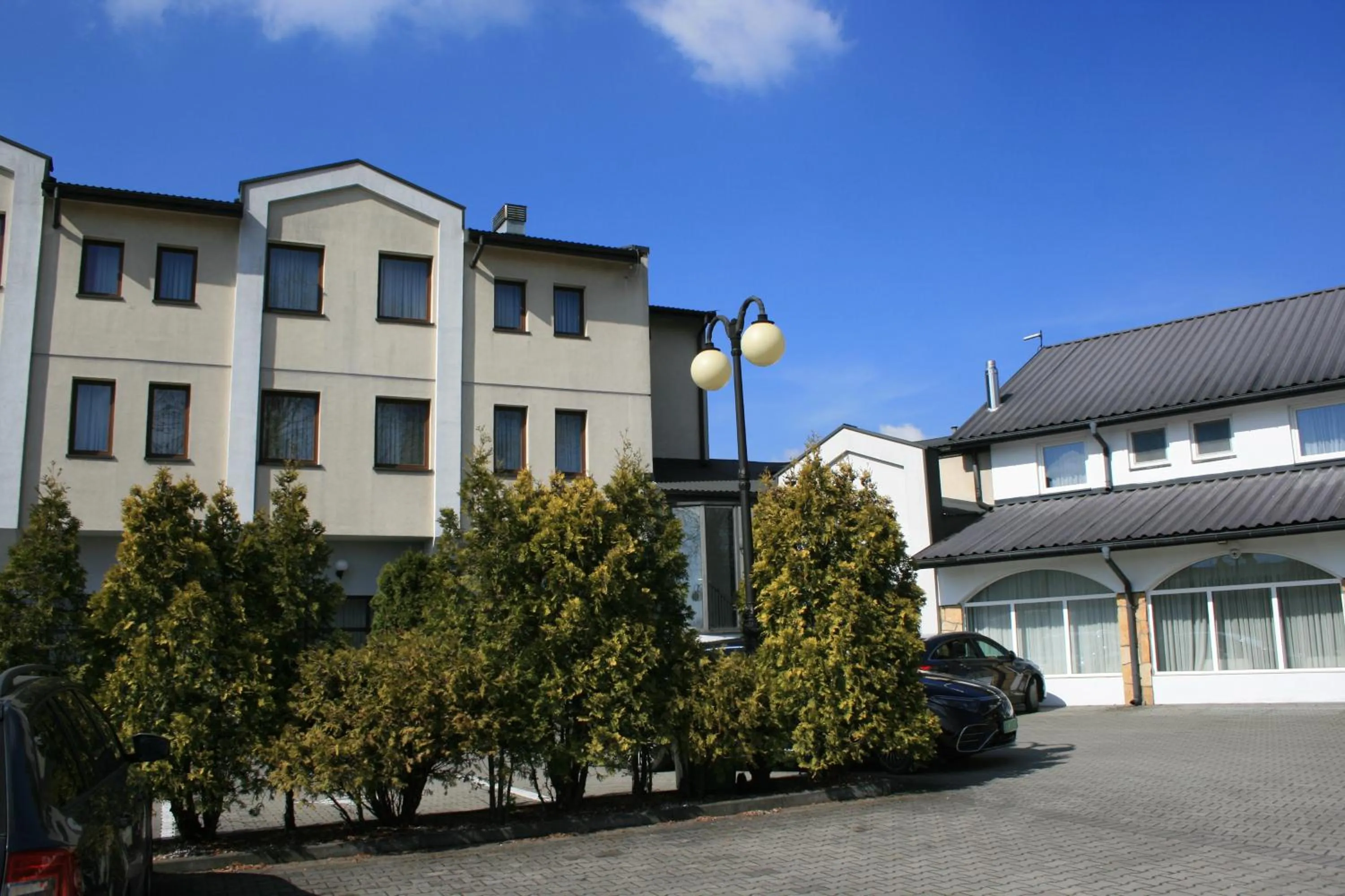 Property building in Hotel Junior 2