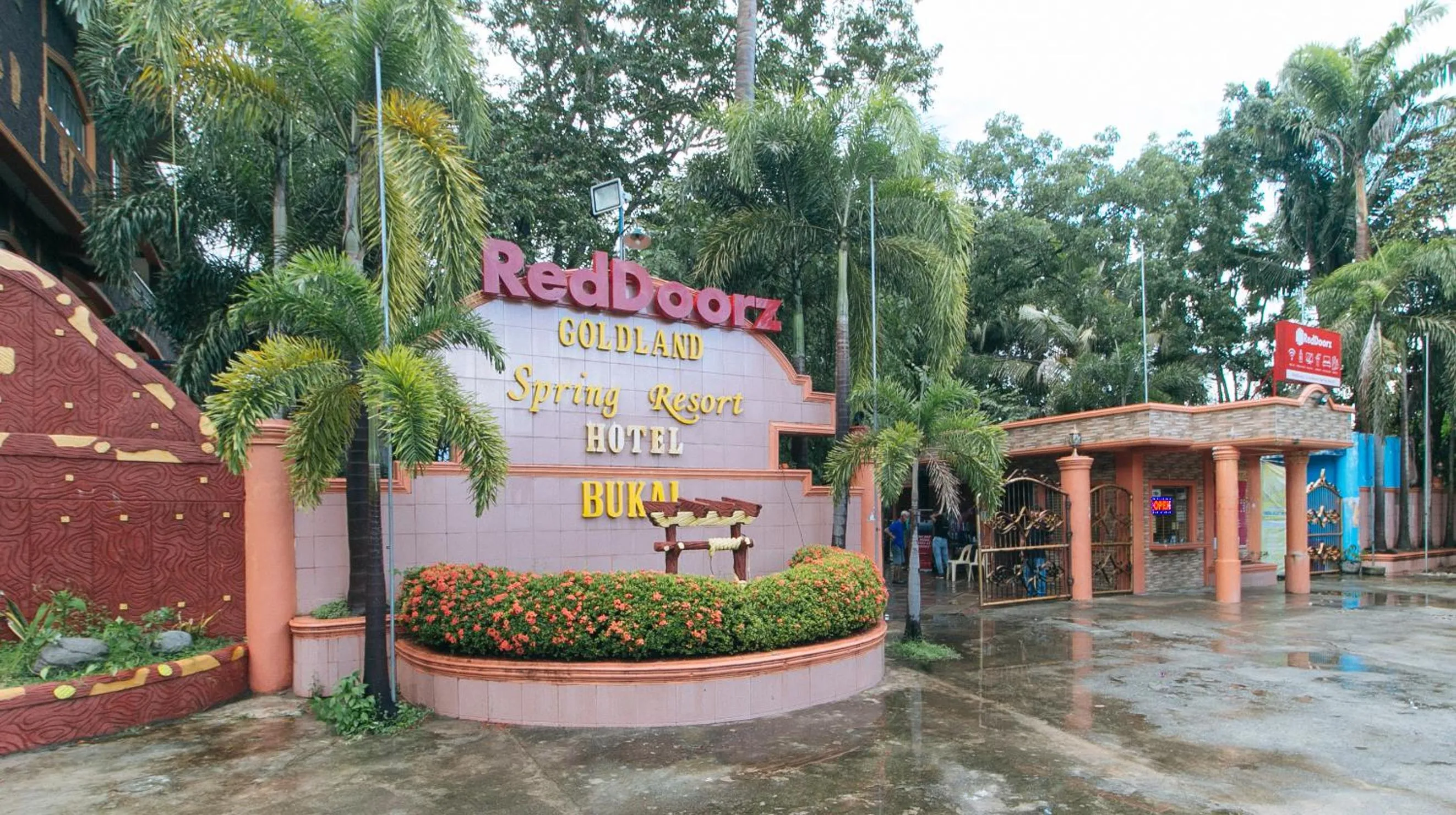 Property building in RedDoorz @ Goldland Spring Resort Urdaneta City