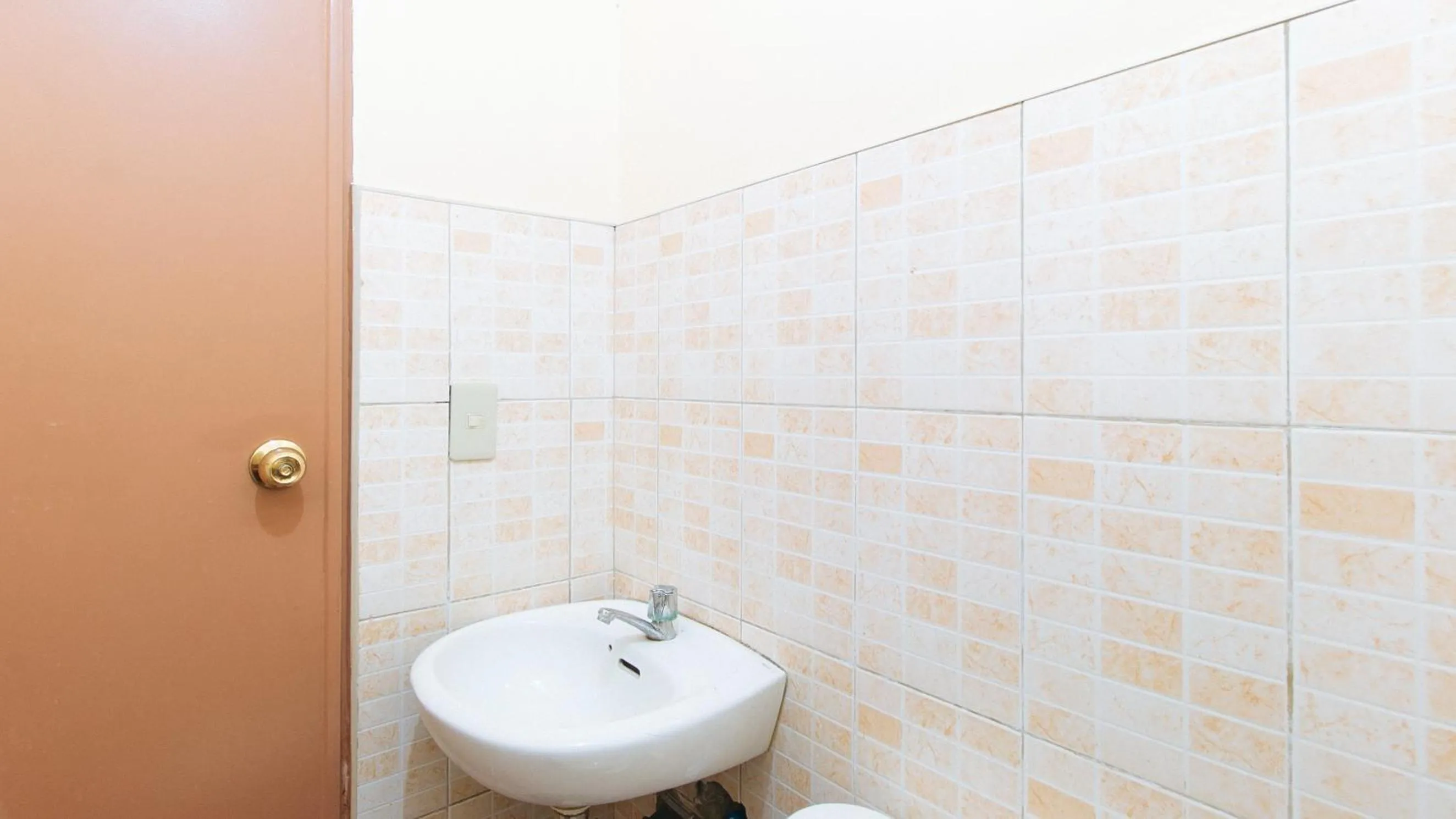 Toilet in RedDoorz @ Goldland Spring Resort Urdaneta City