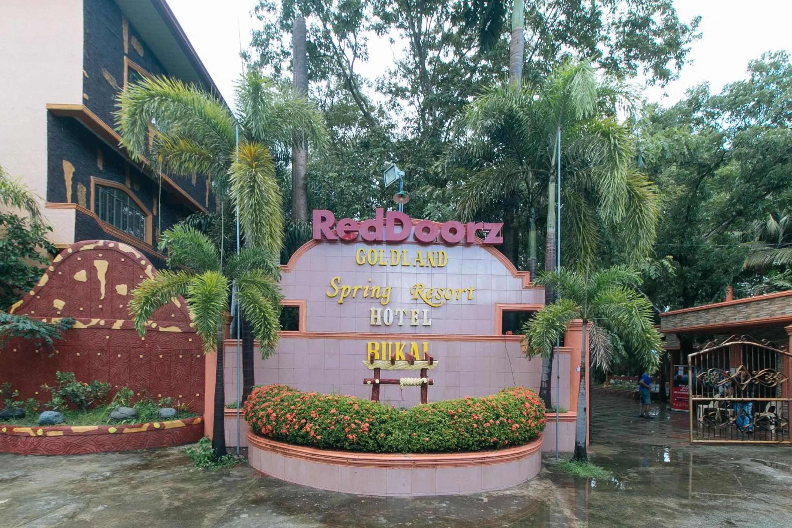 Facade/entrance in RedDoorz @ Goldland Spring Resort Urdaneta City
