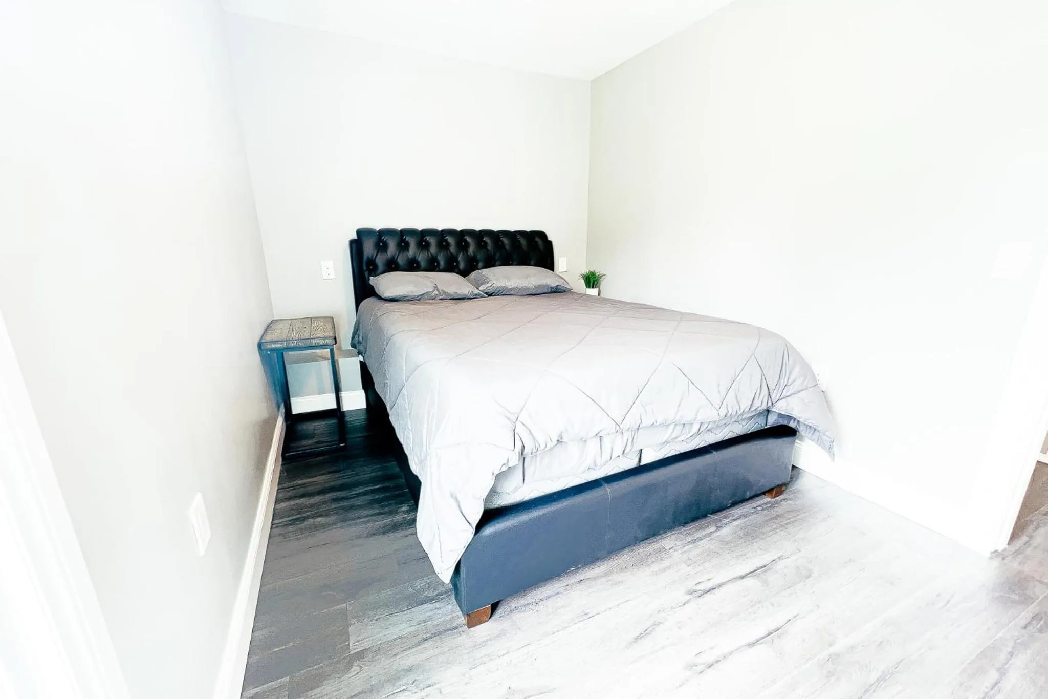 Bed in 2 Homes, 1 Stay-7BR Niagara Falls Compound