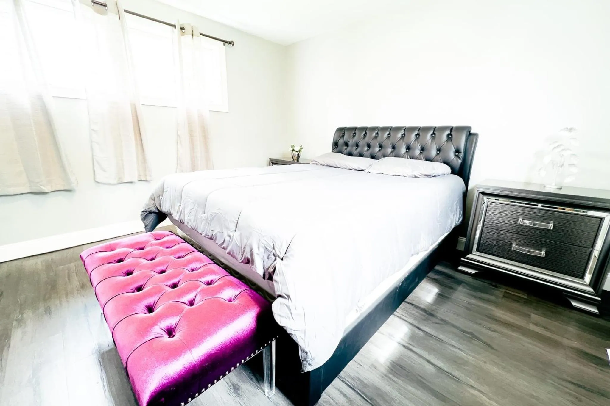 Bed in 2 Homes, 1 Stay-7BR Niagara Falls Compound