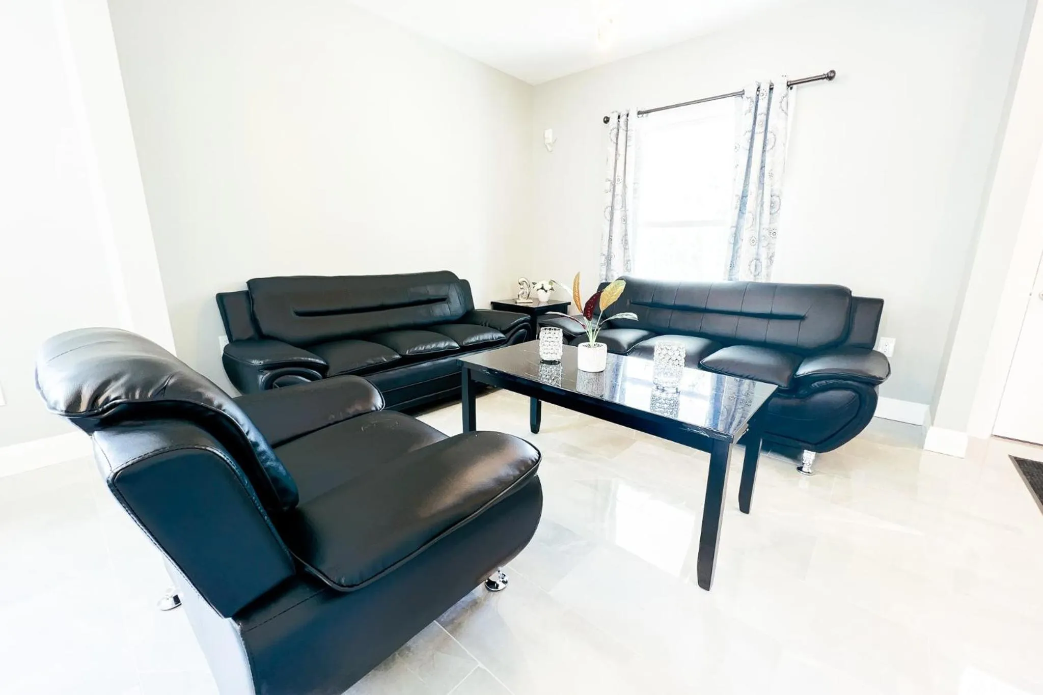 2 Homes, 1 Stay-7BR Niagara Falls Compound