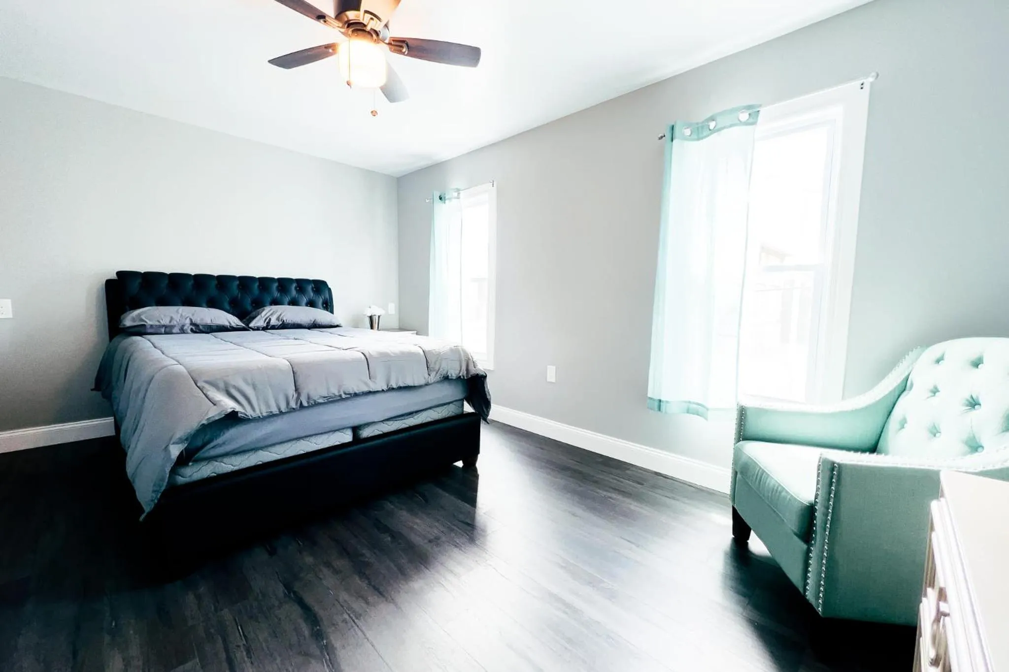 Bed in 2 Homes, 1 Stay-7BR Niagara Falls Compound