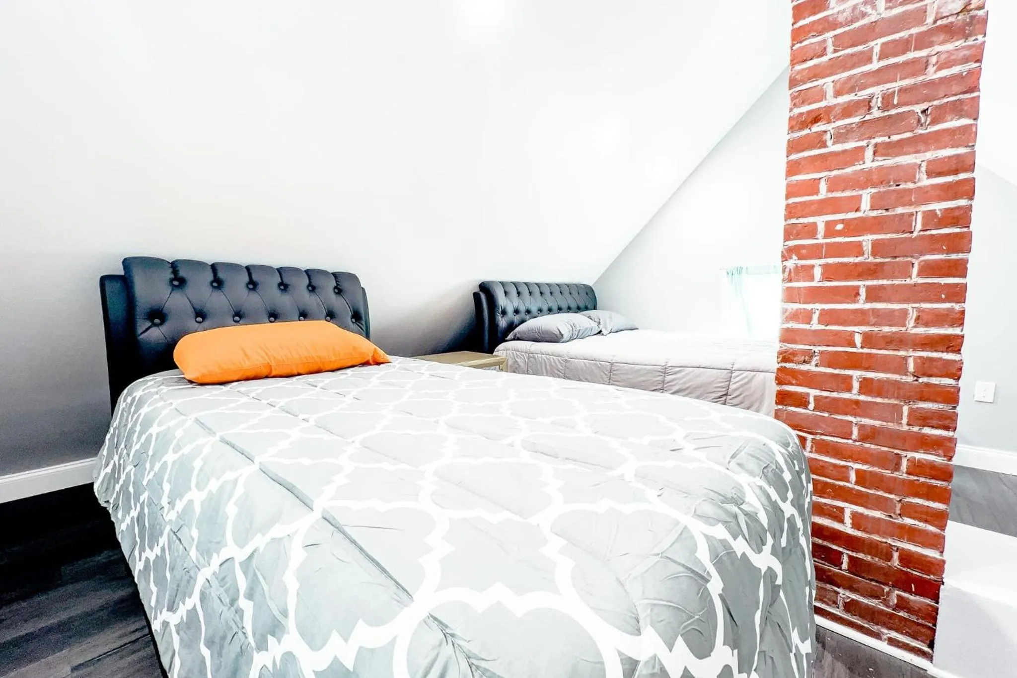 Bed in 2 Homes, 1 Stay-7BR Niagara Falls Compound