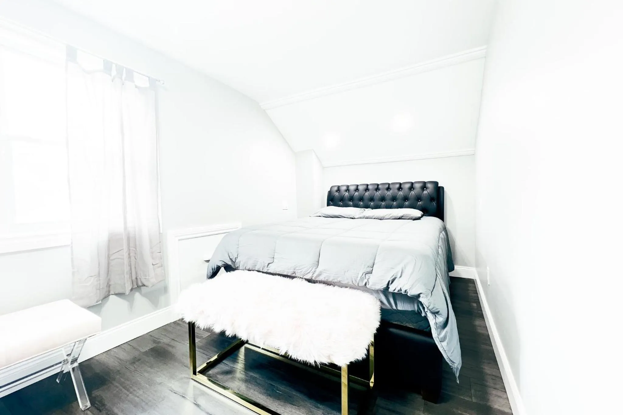 Bed in 2 Homes, 1 Stay-7BR Niagara Falls Compound