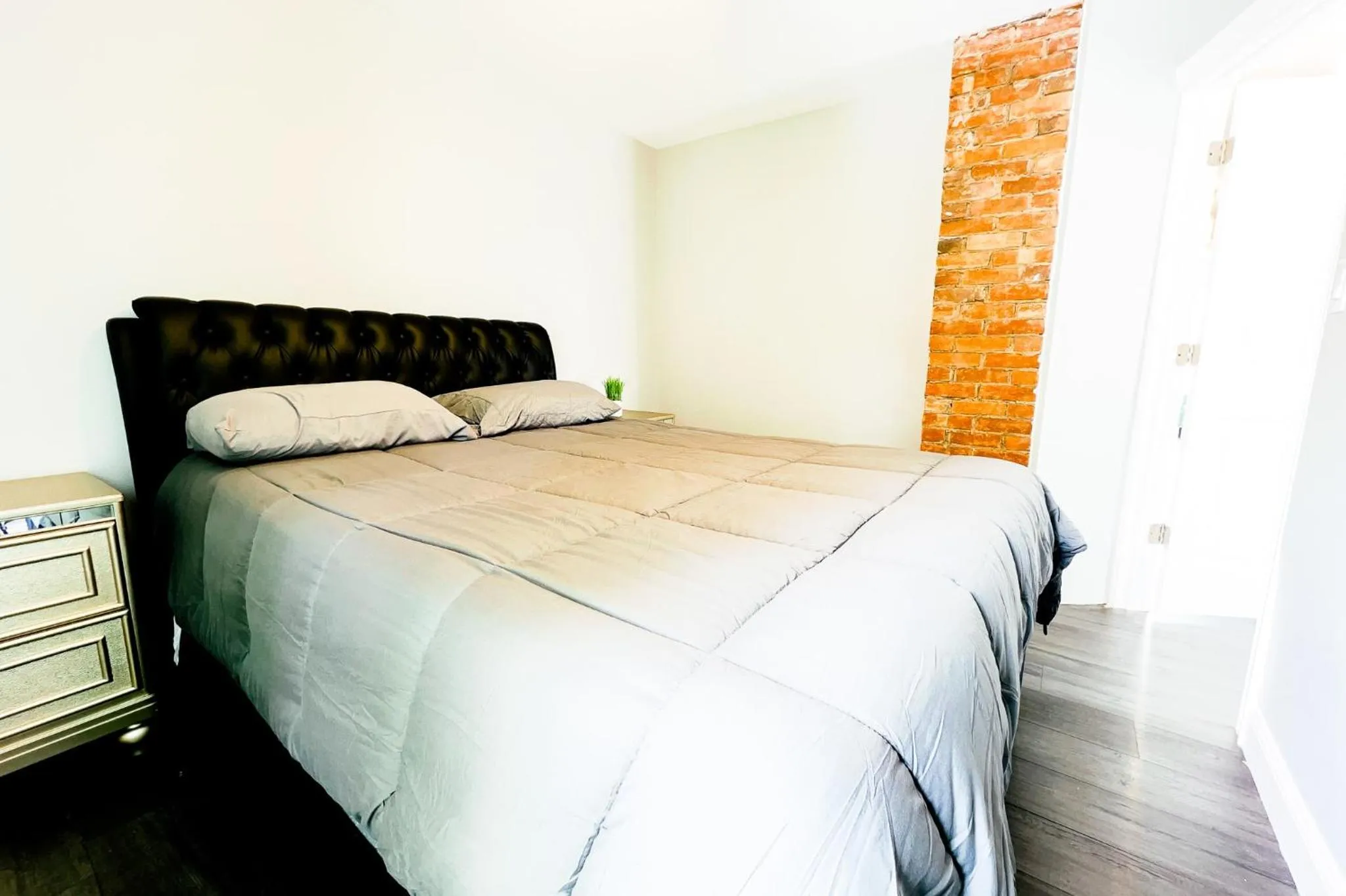 Bed in 2 Homes, 1 Stay-7BR Niagara Falls Compound