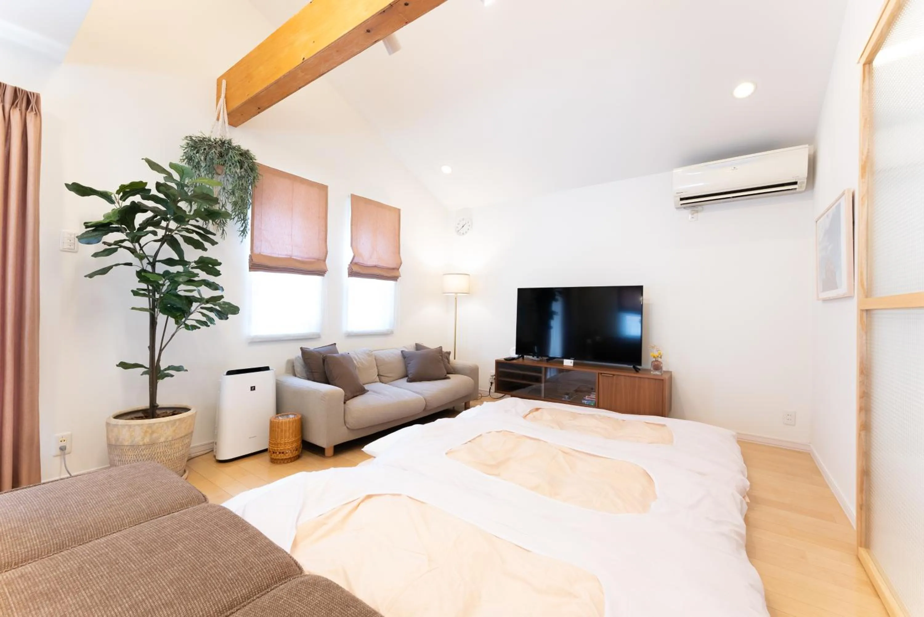 Living room, Bed in 箱寝荘 - Hakoneso