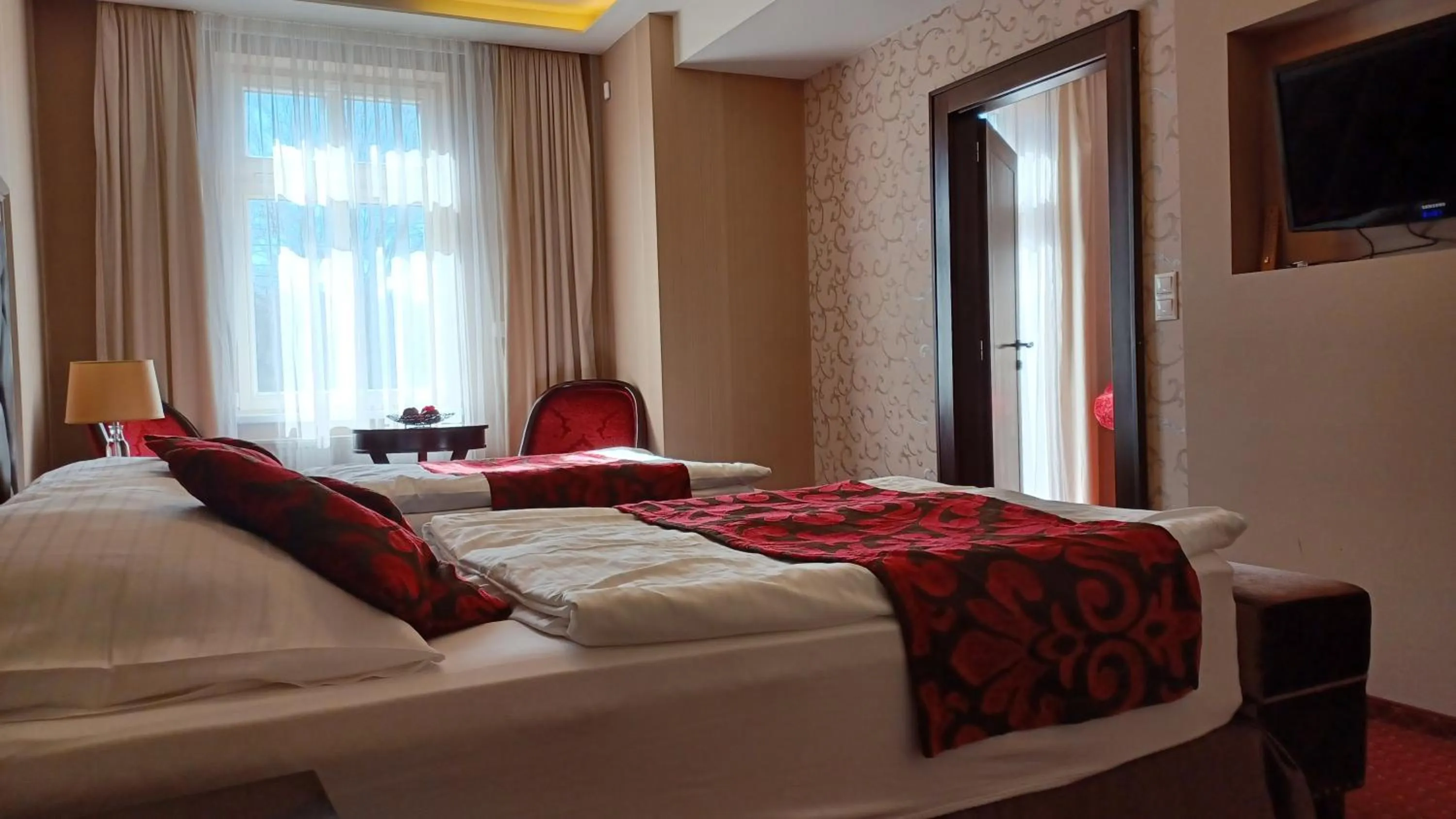 Property building, Bed in Hotel Dvorana