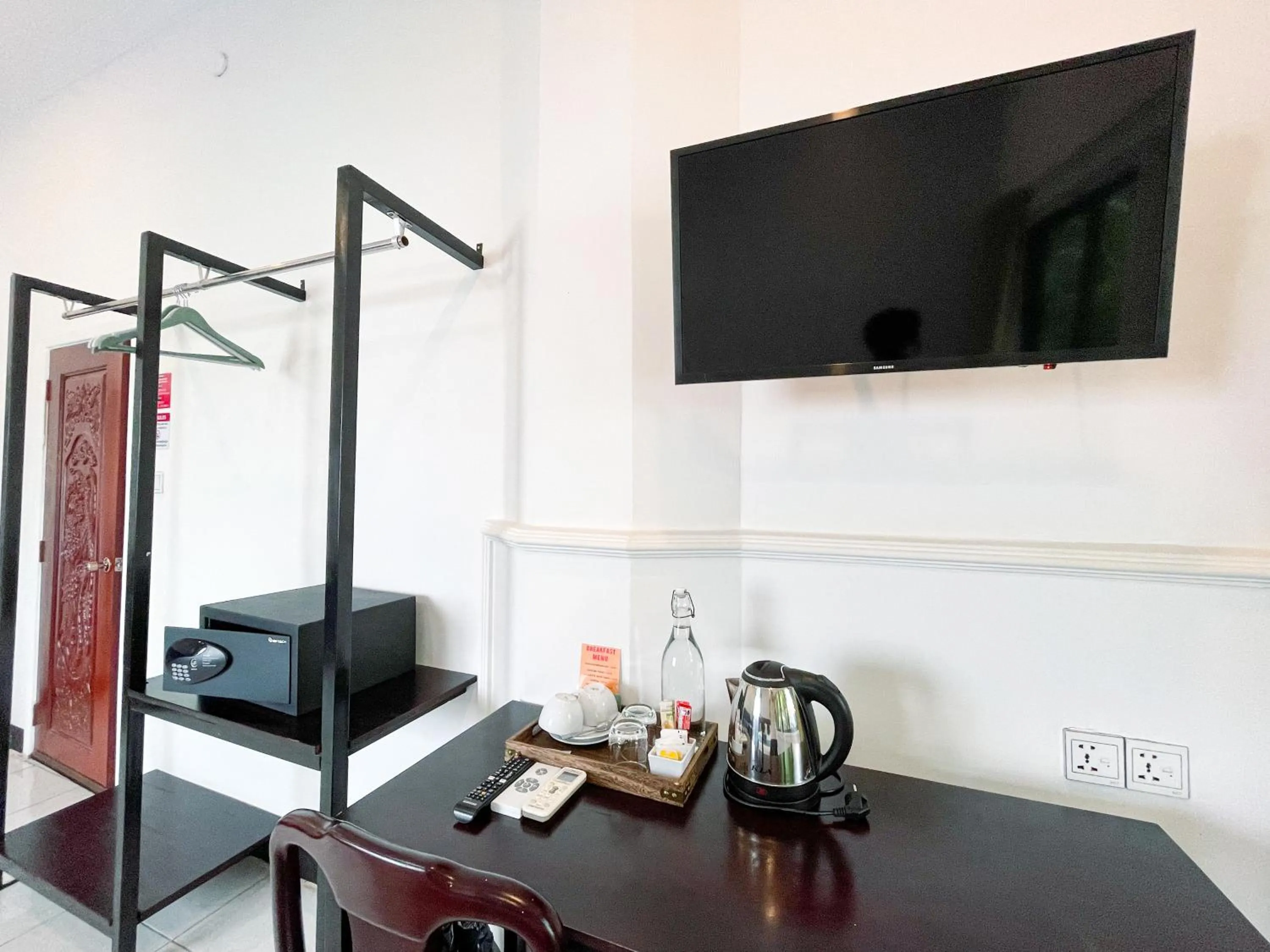 TV and multimedia in Birdcage Boutique