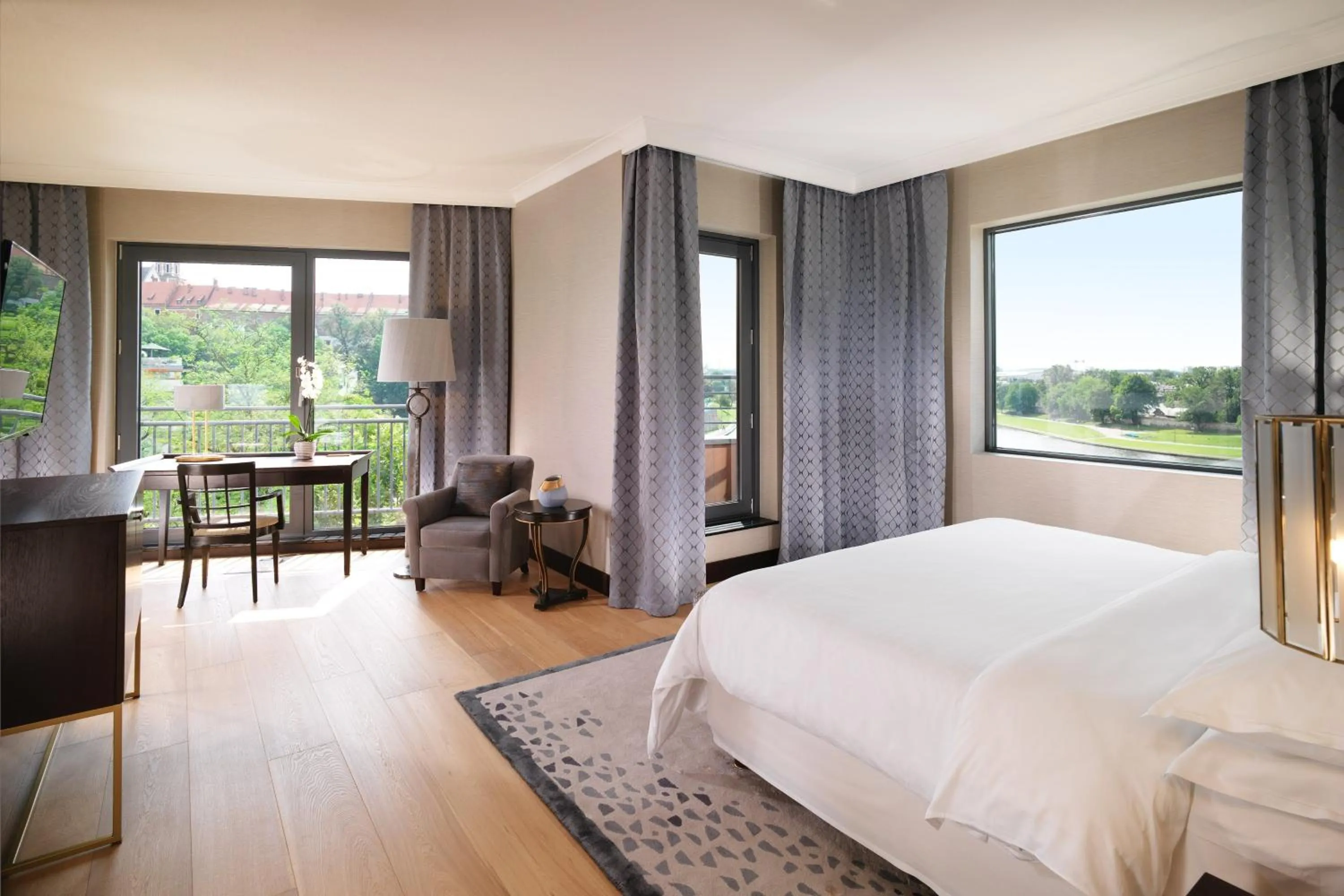 Photo of the whole room, Bed in Sheraton Grand Krakow