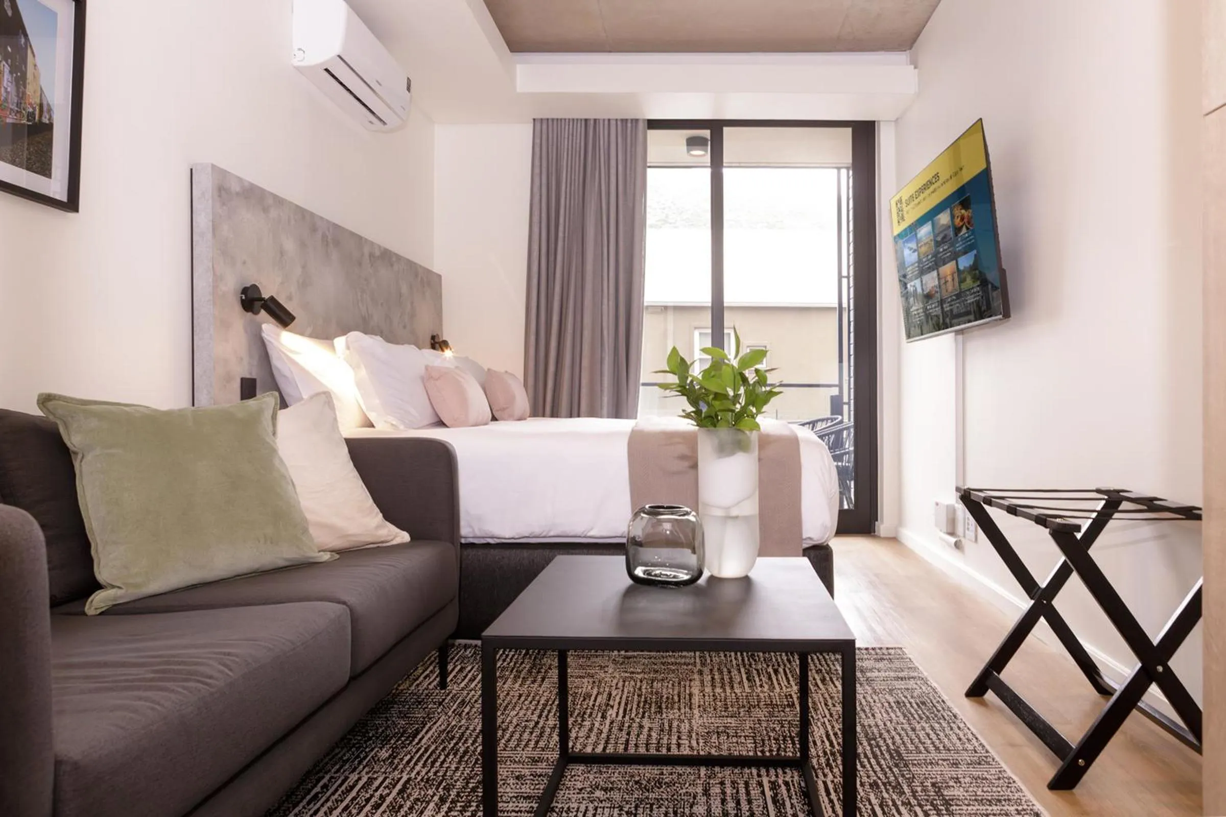 TV and multimedia in Home Suite Hotels Station House